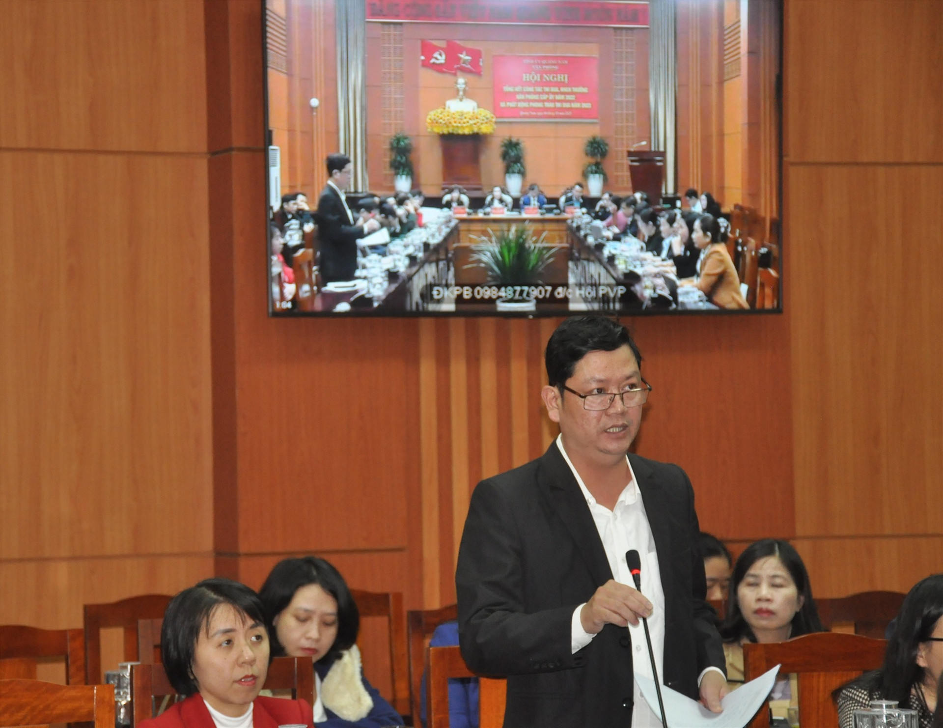 Đại diện văn phòng cấp ủy huyện Thăng Bình phát biểu thảo luận tại hội nghị. Ảnh: N.Đ