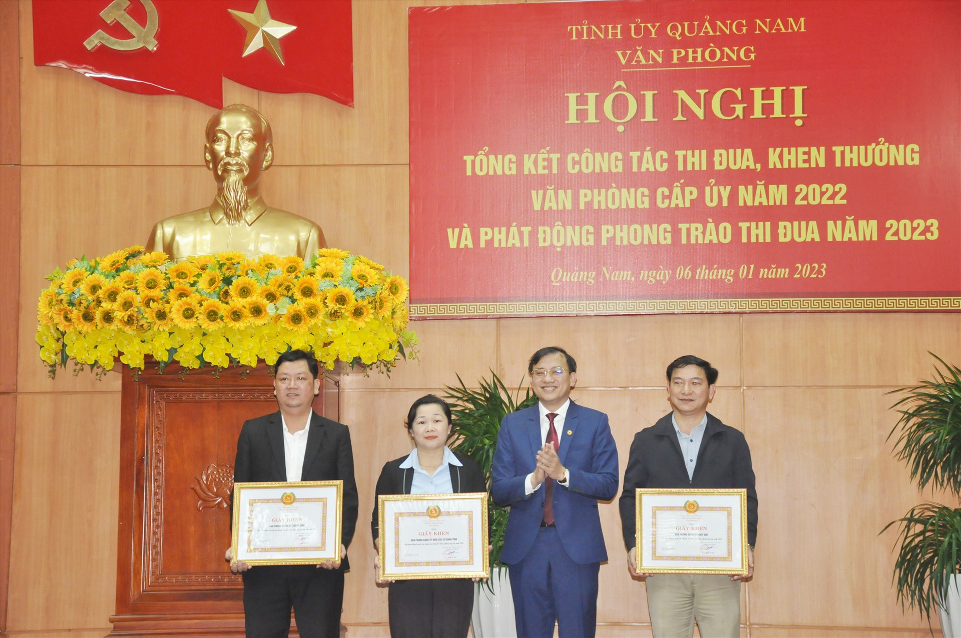 Chánh Văn phòng Tỉnh ủy Phan Văn Bình tặng giấy khen cho các tập thể hoàn thành xuất sắc nhiệm vụ công tác văn phòng cấp ủy năm 2022. Ảnh: N.Đ