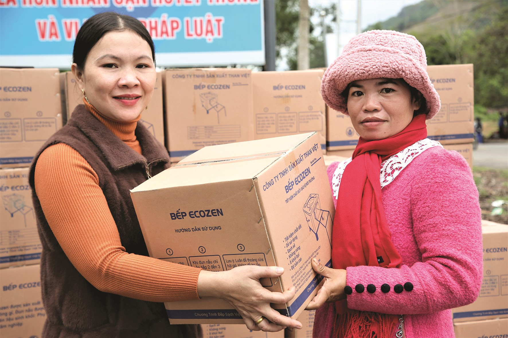 Bếp củi mini - món quà ý nghĩa được Trung ương Hội LHPN Việt Nam dành tặng cho hội viên, góp thêm không khí tết ở vùng cao.