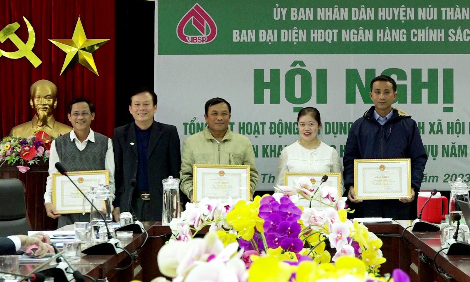 Bam đại diện HĐQT Ngân hàng CSXH Núi Thành khen thưởng cá nhân, tập thể có thành tích xuất sắc trong năm 2022. Ảnh: V.P