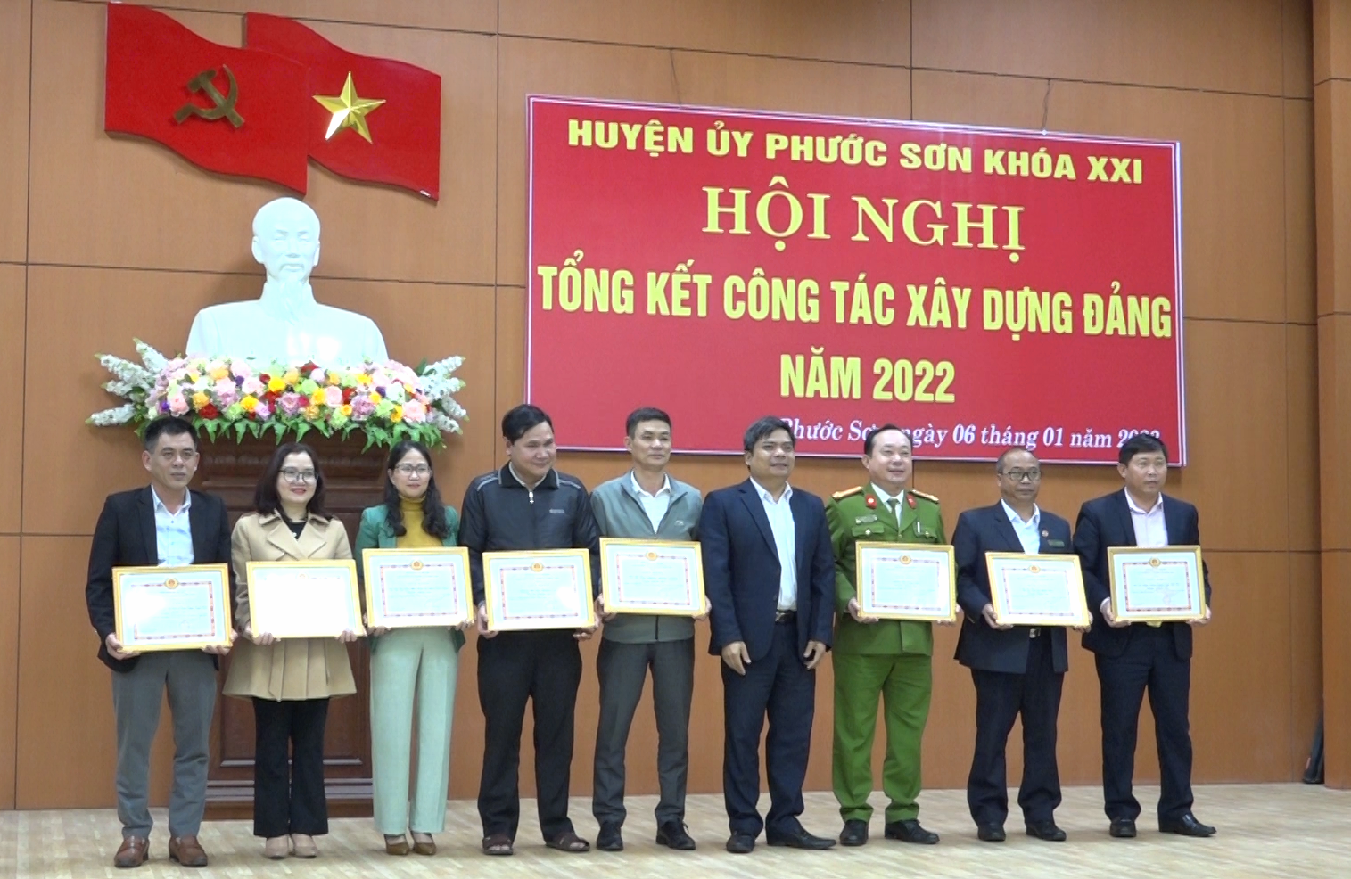 Huyện ủy và UBND huyện Phước Sơn khen thưởng 18 tập thể, 14 cá nhân có thành tích xuất sắc trong công tác xây dựng Đảng và thực hiện các phong trào thi đua năm 2022.