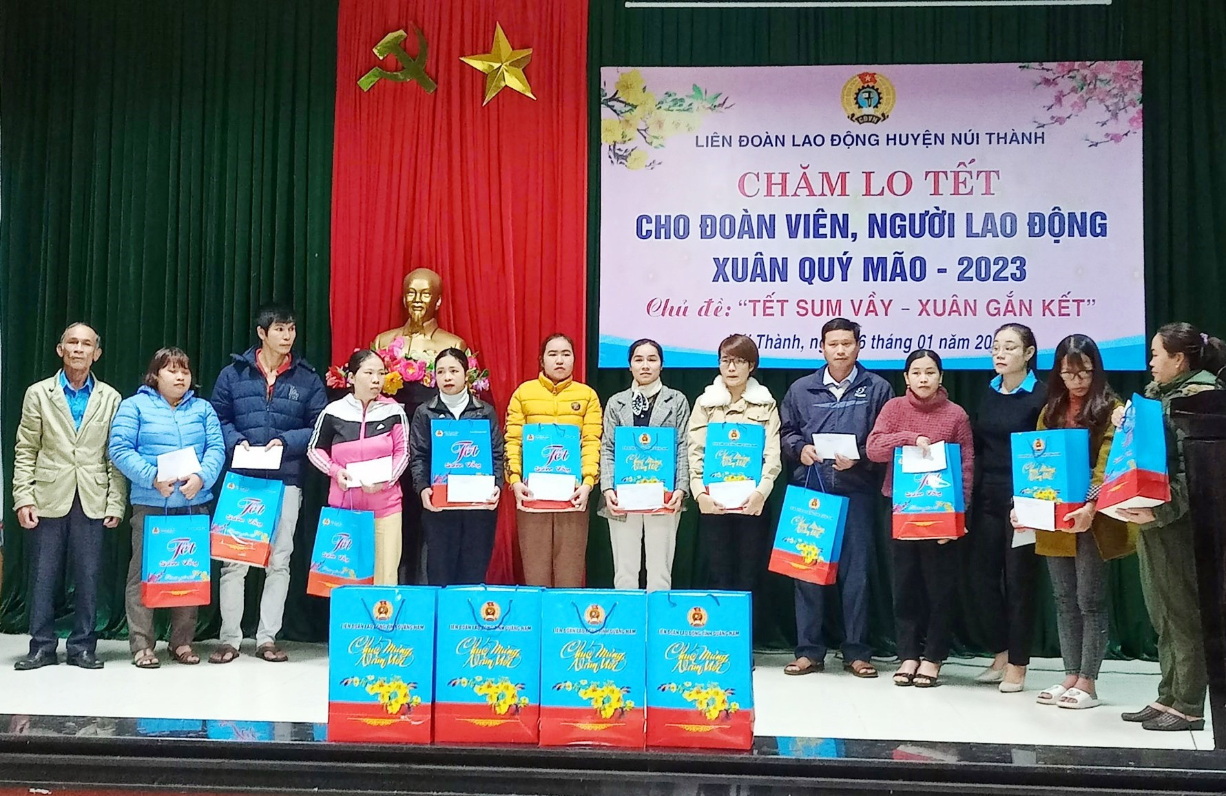 Liên đoàn Lao động huyện Núi Thành tổ chức chương trình “Tết sum vầy - Xuân gắn kết”, trao 190 suất quà tết cho đoàn viên, người lao động