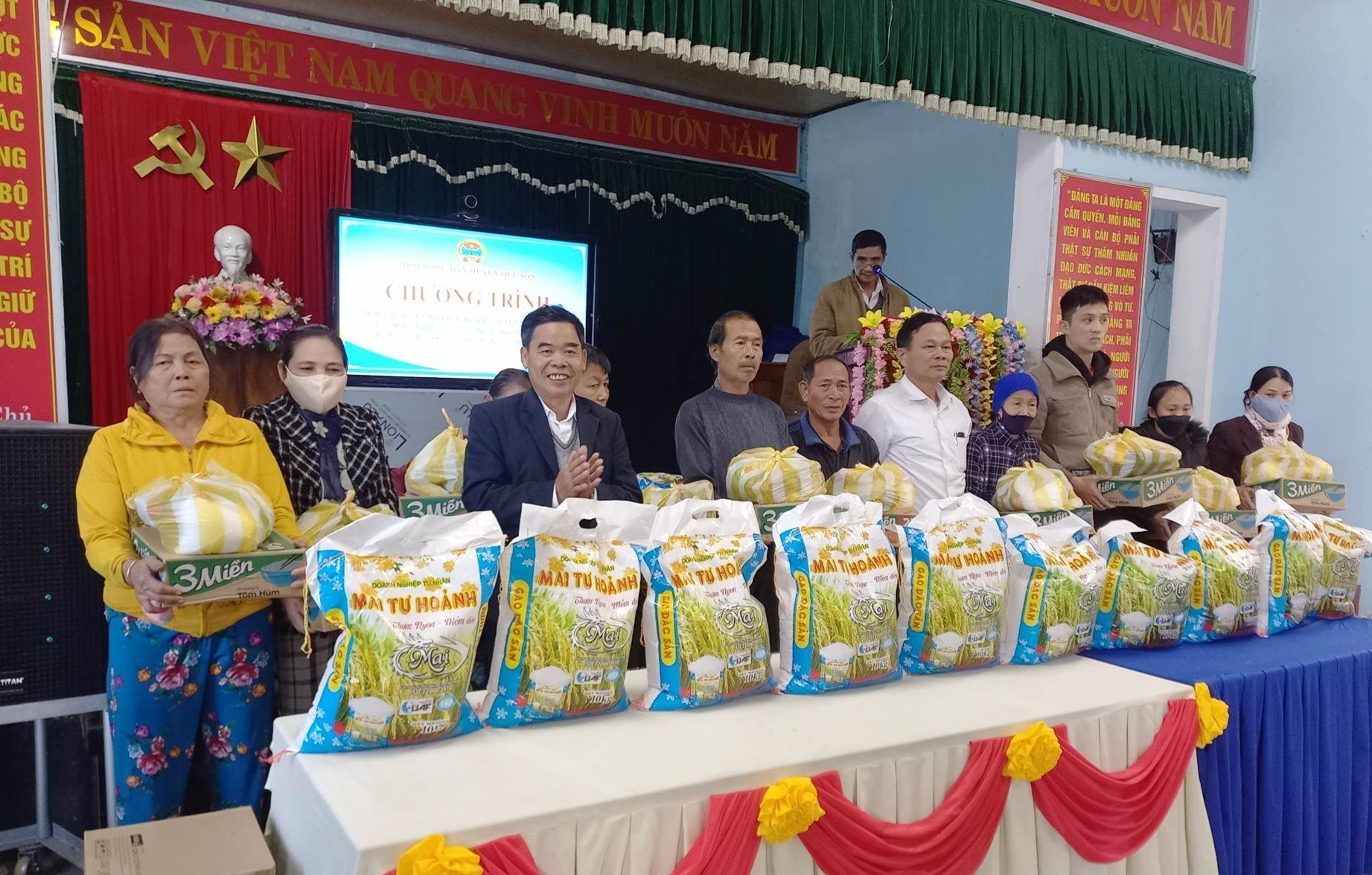 Hội Nông huyện Quế Sơn trao quà tết cho nông dân thị trấn Đông Phú. Ảnh: D.T