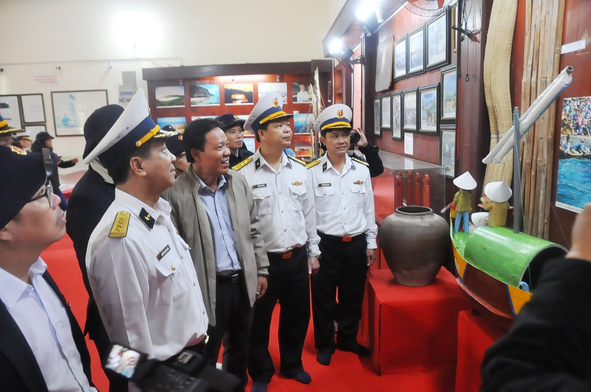 Các đại biểu thăm nhà trưng bày đội Hoàng Sa kiêm quản Bắc Hải tại Lý Sơn