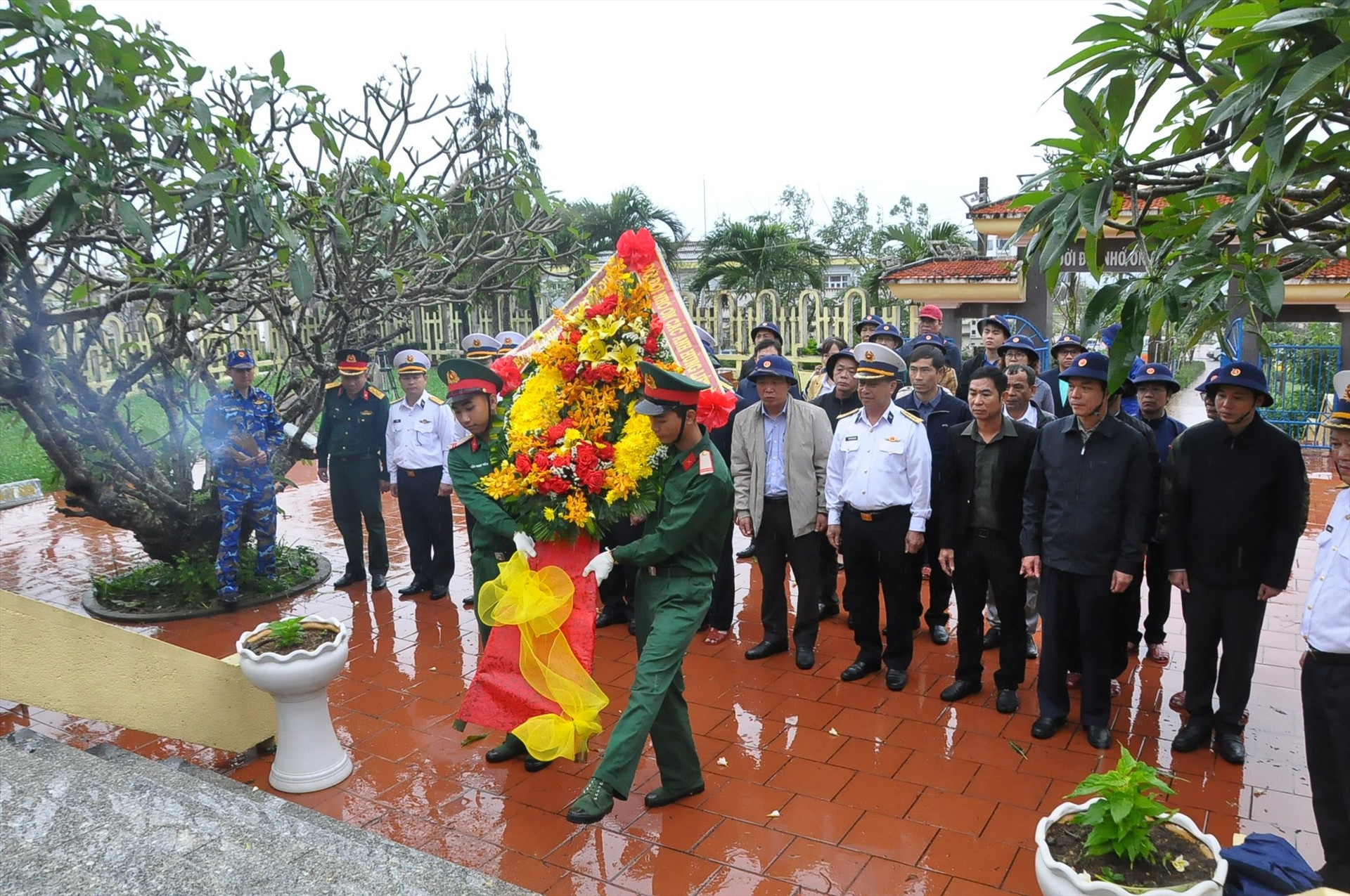 Đoàn công tác dâng hoa, dâng hương tại Nghĩa trang liệt sĩ Lý Sơn. Ảnh: T.C