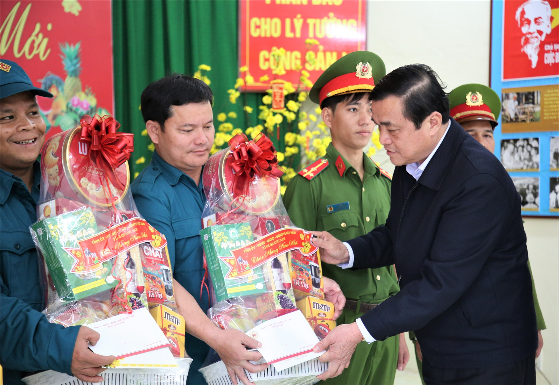 Đồng chí Phan Việt Cường tặng quà đồng viên các lực lượng làm nhiệm vụ bảo vệ biên giới. Ảnh: Đ.N