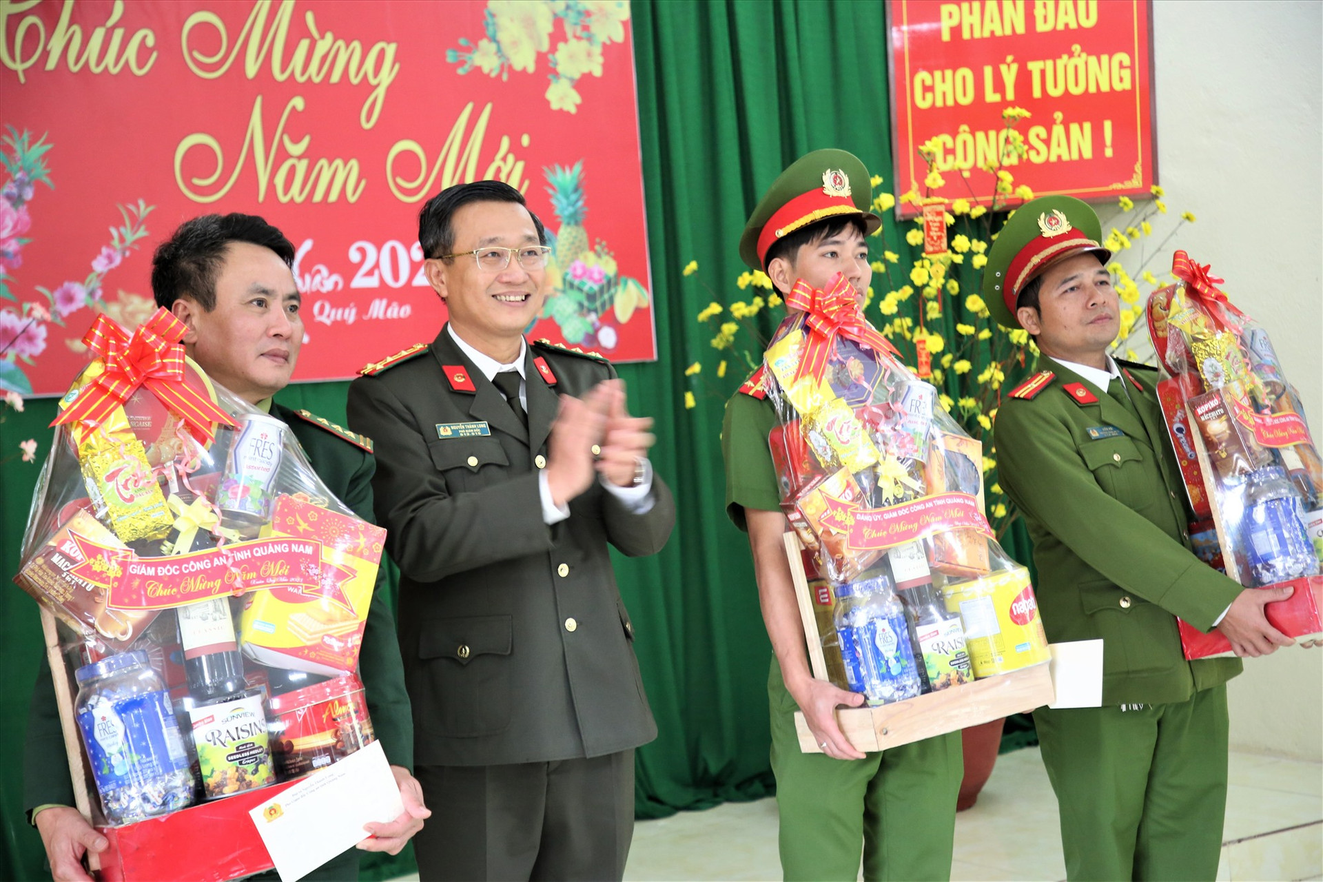 Đại tá  Nguyễn Thành Long - Phó Giám đốc Công an tỉnh tặng quà tết cho các đơn vị công an xã Đắc Pre, Đắc Pring. Ảnh: Đ.N