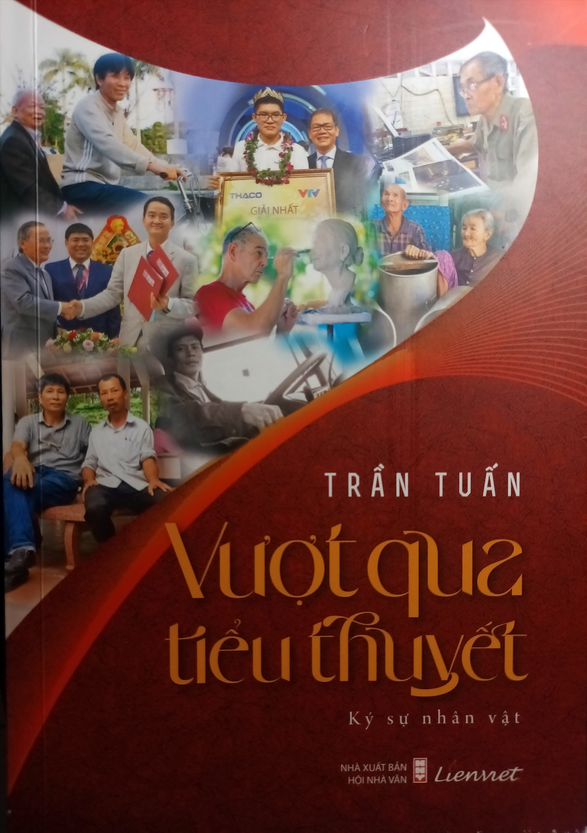 Bìa tập sách “Vượt qua tiểu thuyết”.