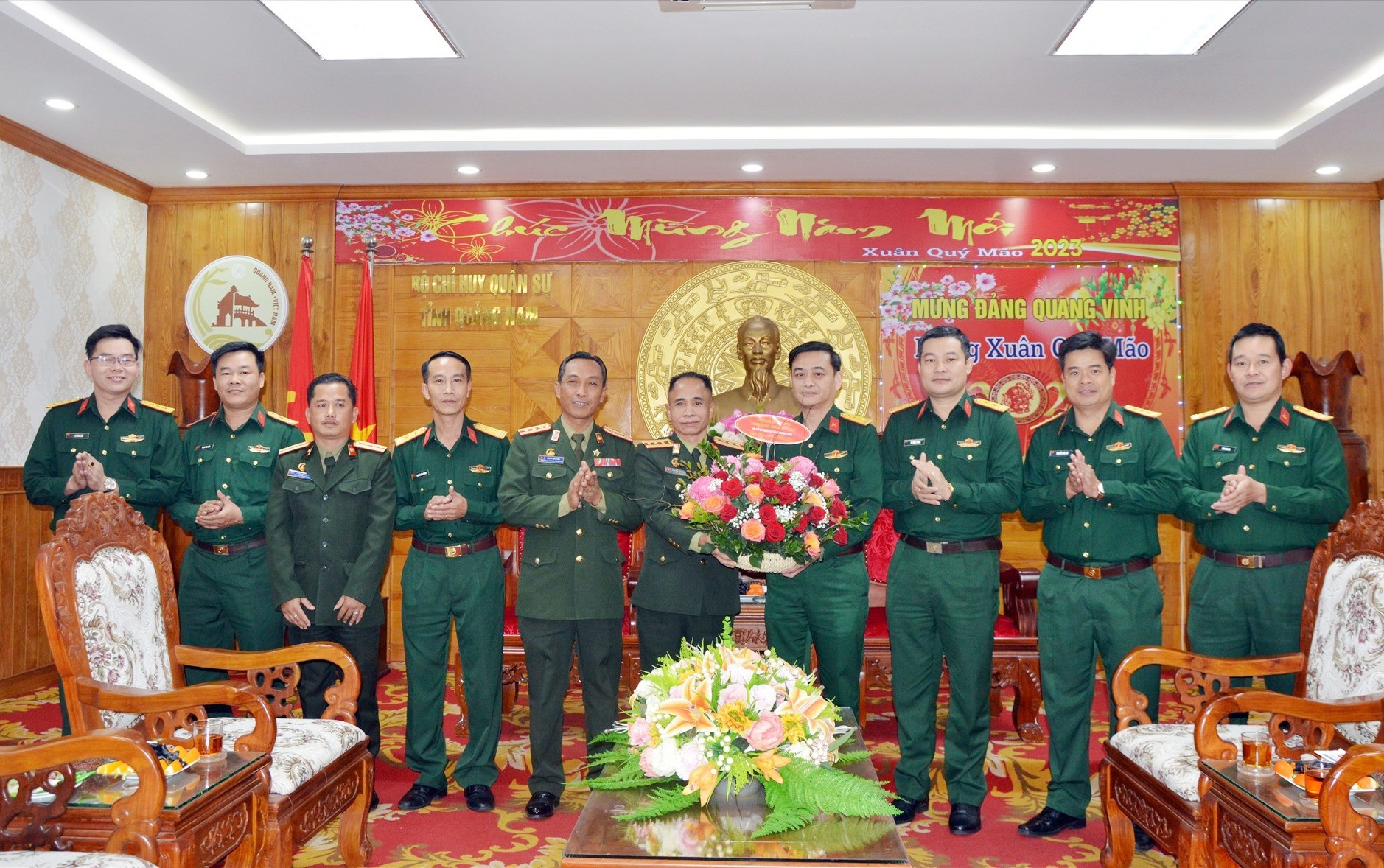 Bộ CHQS tỉnh Sê Kông tặng hoa chúc tết Bộ CHQS tỉnh Quảng Nam.