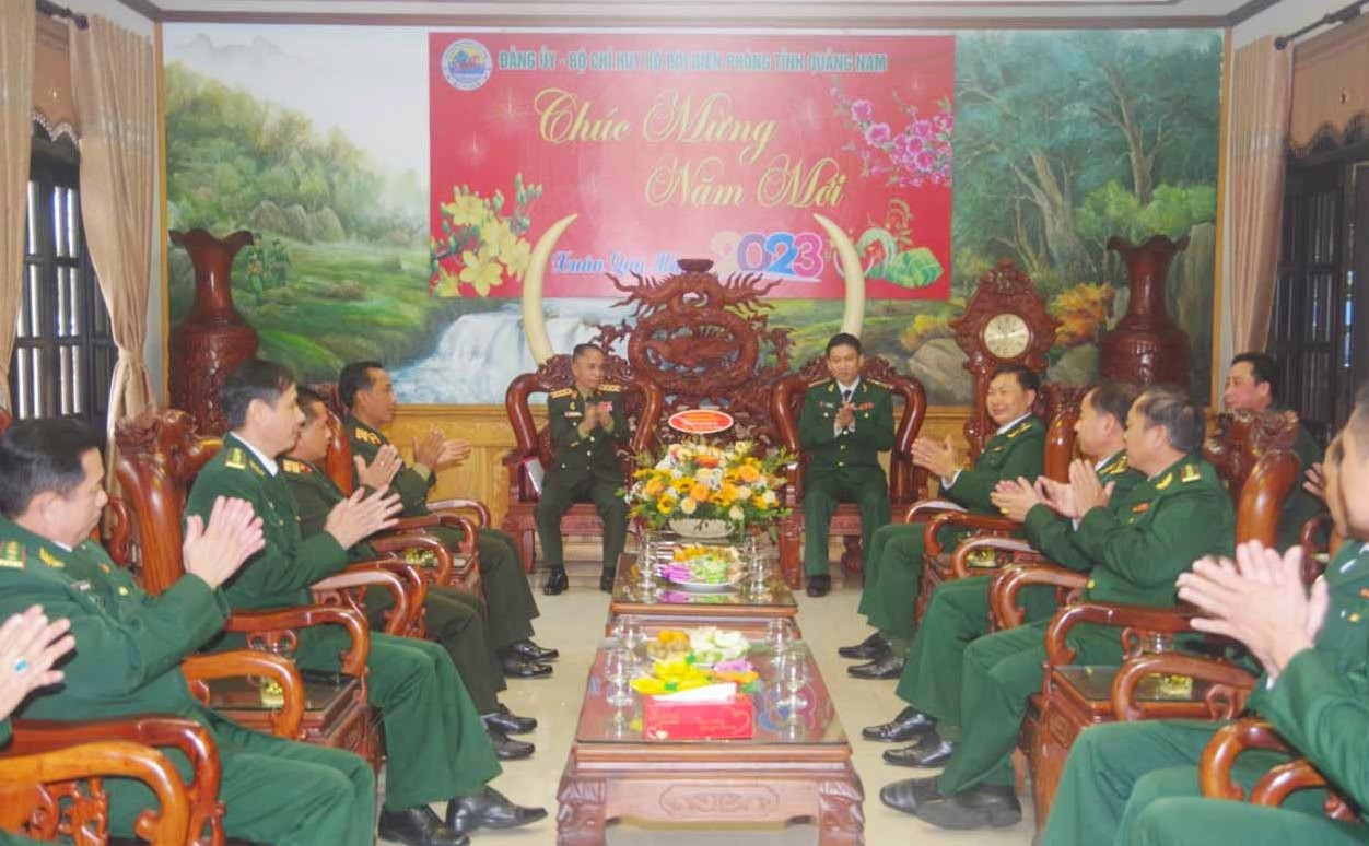 Ảnh 1: Đoàn công tác của Bộ Chỉ huy Quân sự tỉnh Sekong (Lào) thăm, chúc tết Bộ Chỉ huy Bộ đội Biên phòng (BĐBP) tỉnh Quảng Nam.