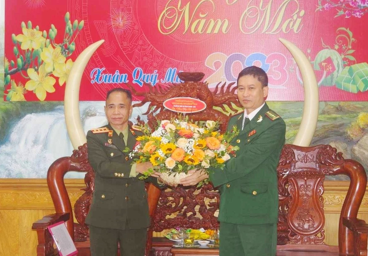 Đại tá Thong Si Kun Sạ Nạ (bên trái) tặng quà chúc mừng năm mới Bộ Chỉ huy BĐBP Quảng Nam.