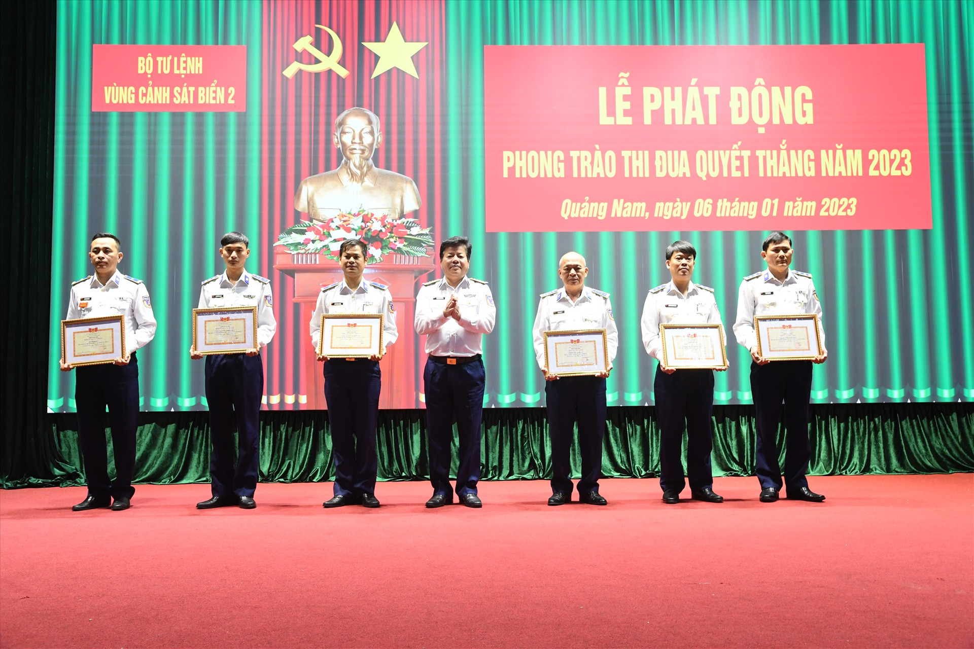 Đại tá Trần Quang Tuấn - Tư lệnh Vùng khen thưởng các tập thể cá nhân có nhiều thành tích trong đợt thi đua cao điểm 50 ngày đêm