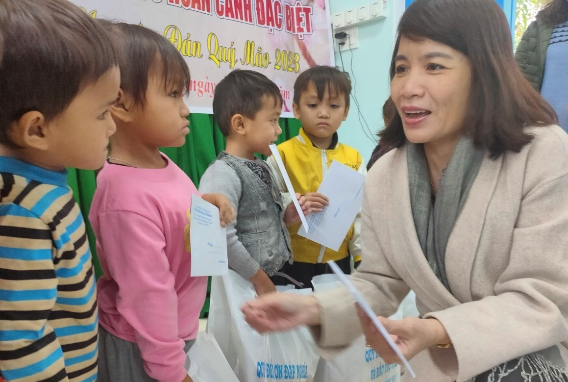 Phó Giám đốc Sở LĐ-TB&XH Lưu Thị Bích Ngọc trao quà Tết cho trẻ em. Ảnh: D.L