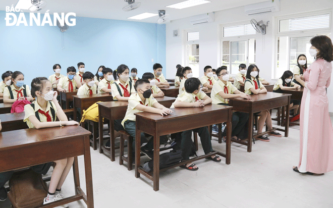 Việc phân cấp trong giải quyết thủ thục hành chính trong lĩnh vực giáo dục góp phần giảm tầng nấc, nâng cao chất lượng hoạt động. Trong ảnh: Một tiết học của học sinh trường THCS Trưng Vương (quận Hải Châu). Ảnh: NGỌC HÀ