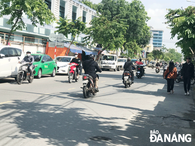 Tình trạng ô-tô dừng, đỗ sai quy định trên đường Ngô Sỹ Liên gây mất mỹ quan đô thị, ảnh hưởng đến trật tự an toàn giao thông. Ảnh: KHÁNH HUYỀN