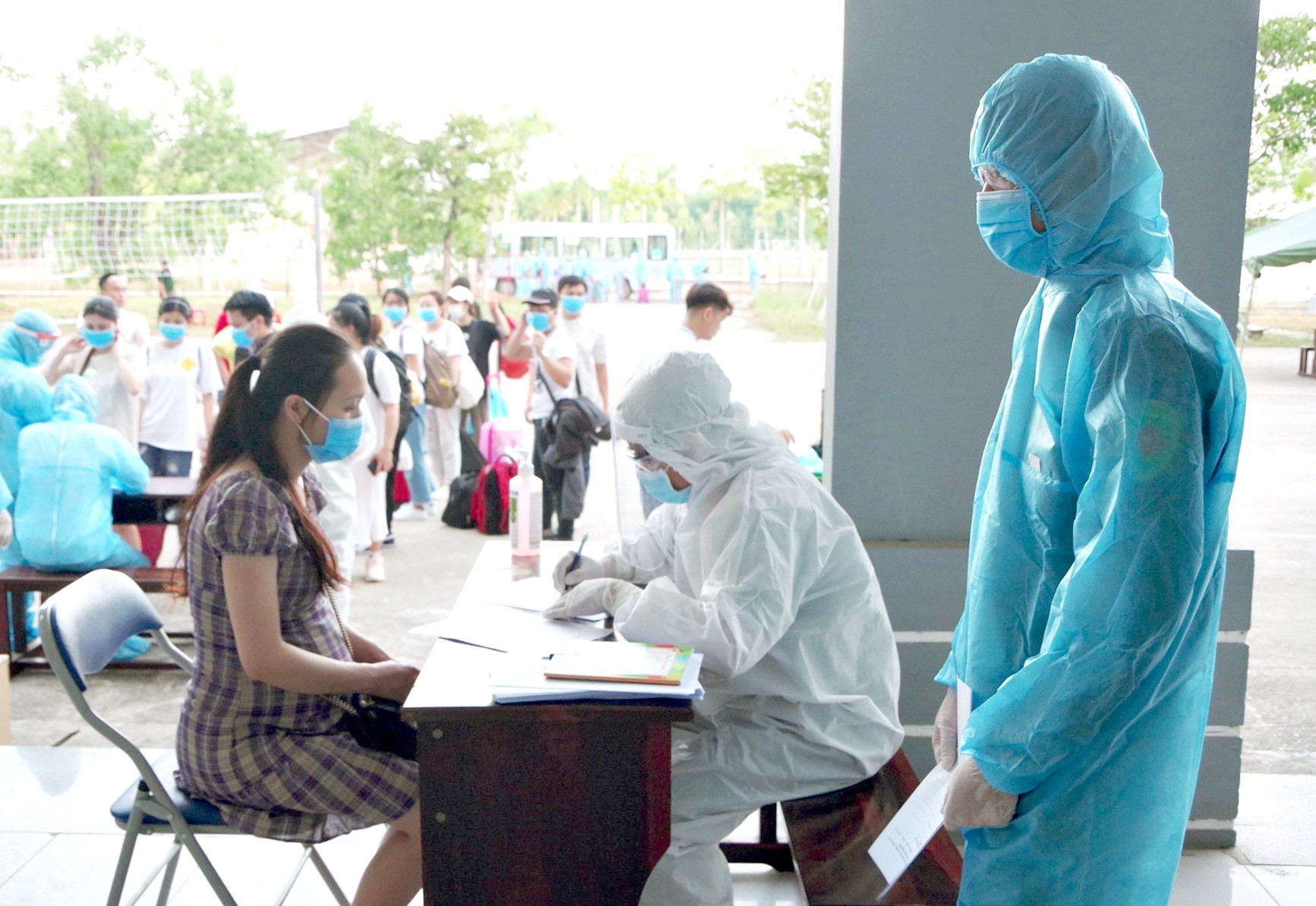 Công dân Việt Nam từ nước ngoài về khai báo y tế khi đến cách ly tại Trường Trung cấp Cảnh sát nhân dân 5 (Thăng Bình). Ảnh: T.P