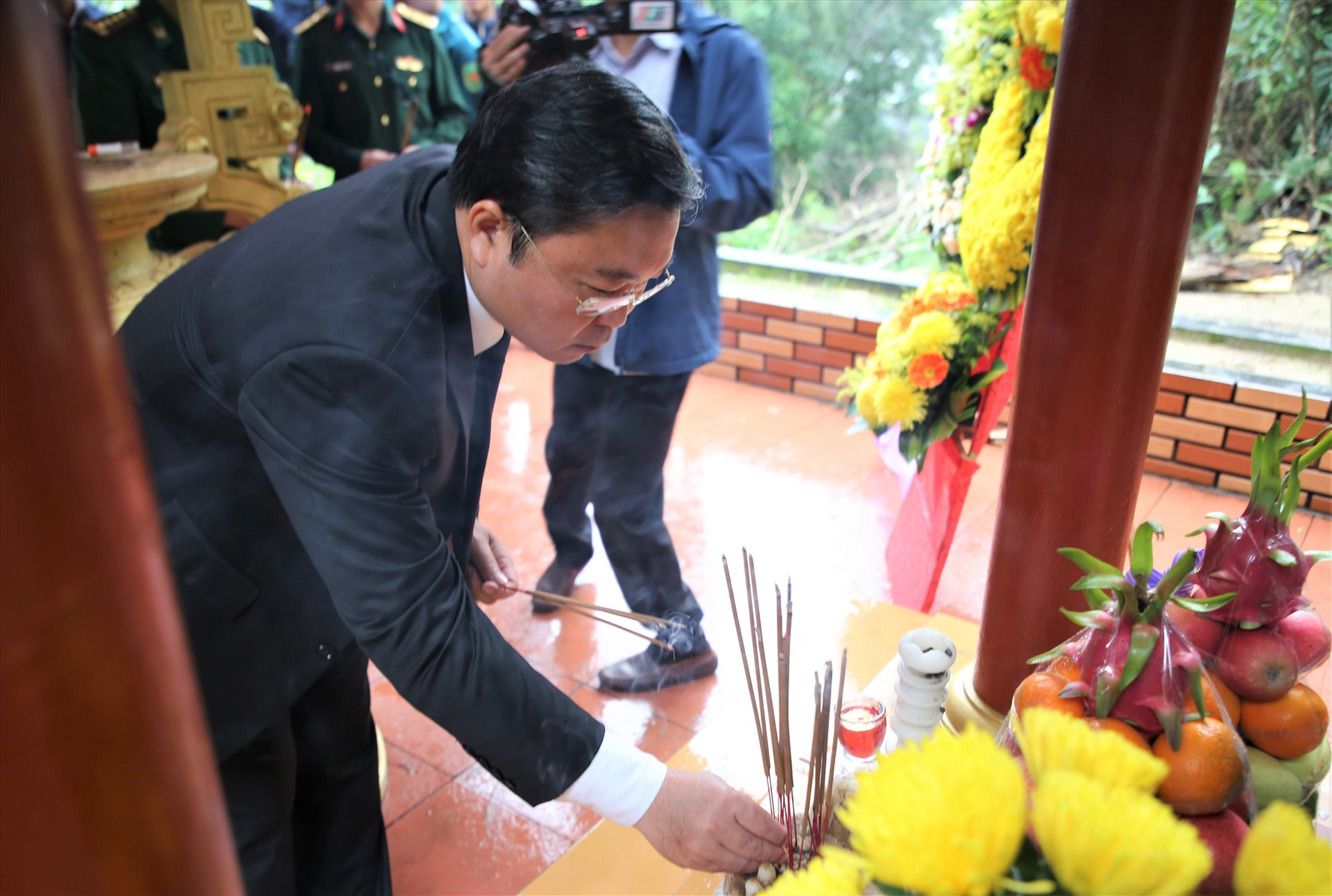 Chủ tịch UBND tỉnh Lê Trí Thanh dâng hương tưởng niệm các anh hùng liệt sĩ tại điểm di tích hầm Ông Bật. Ảnh: A.N