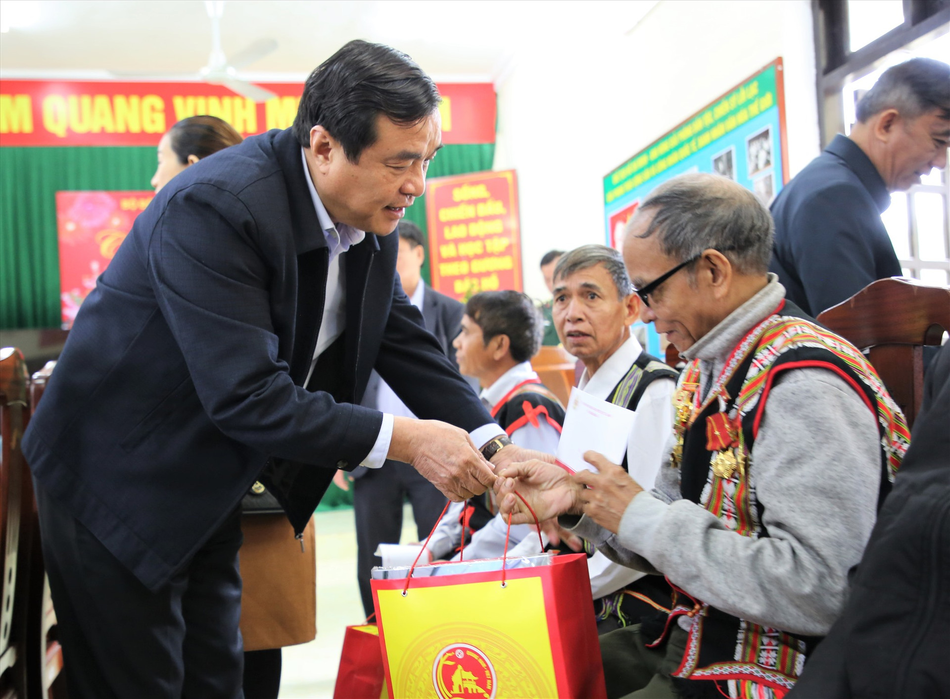 Bí thư Tỉnh ủy Phan Việt Cường tặng quà tết động viên các già làng tuyến biên giới Nam Giang. Ảnh: ALĂNG NGƯỚC