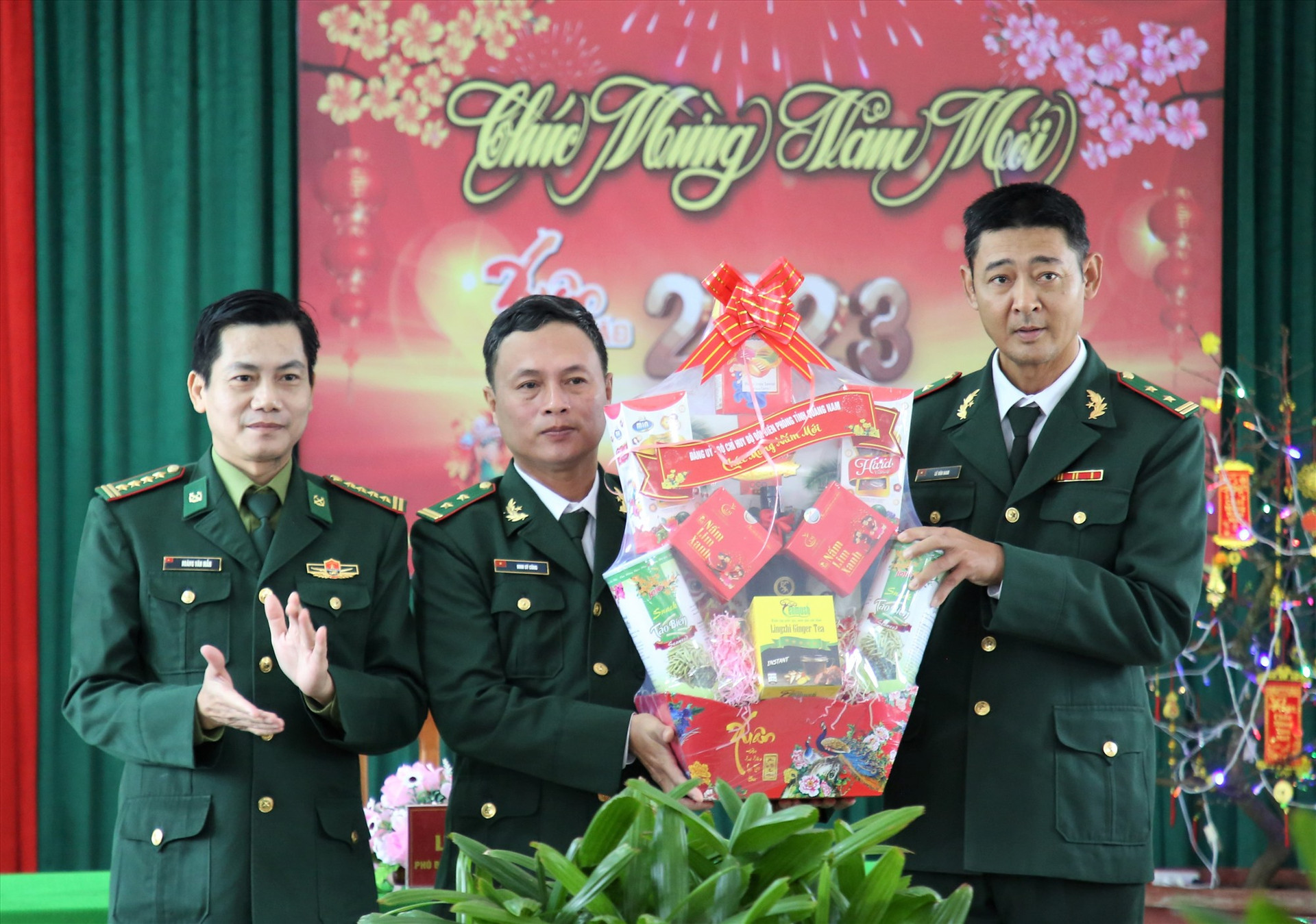 Đại tá Hoàng Văn Mẫn (trái) tặng quà tết cho cán bộ chiến sĩ lực lượng. Ảnh: A.N