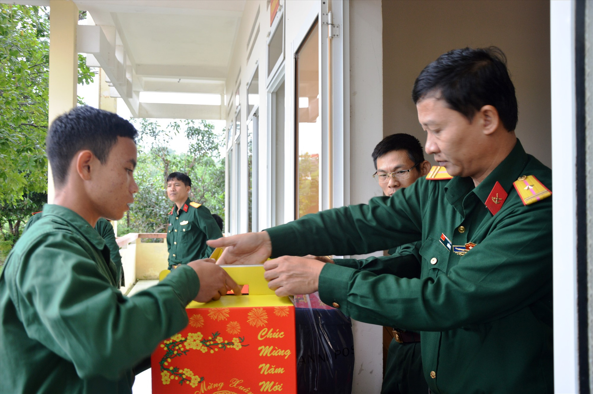 Bộ Quốc phòng tặng quà tết cho quân nhân xuất ngũ.