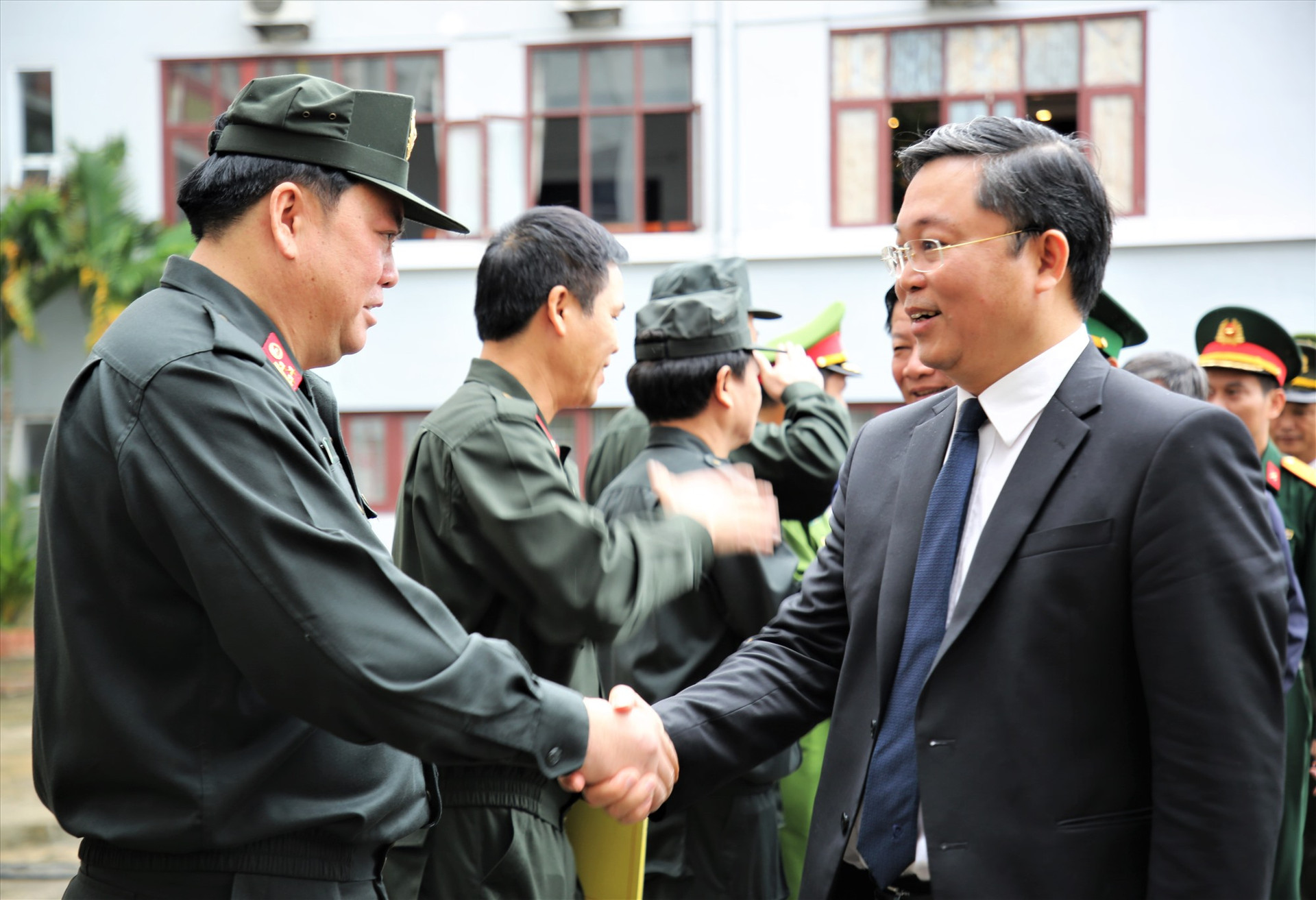 Đồng chí Lê Trí Thanh thăm, động viên cán bộ chiến sĩ Trung đoàn Cảnh sát cơ động Trung Bộ nhân dịp Tết Nguyên đán 2023. Ảnh: A.N
