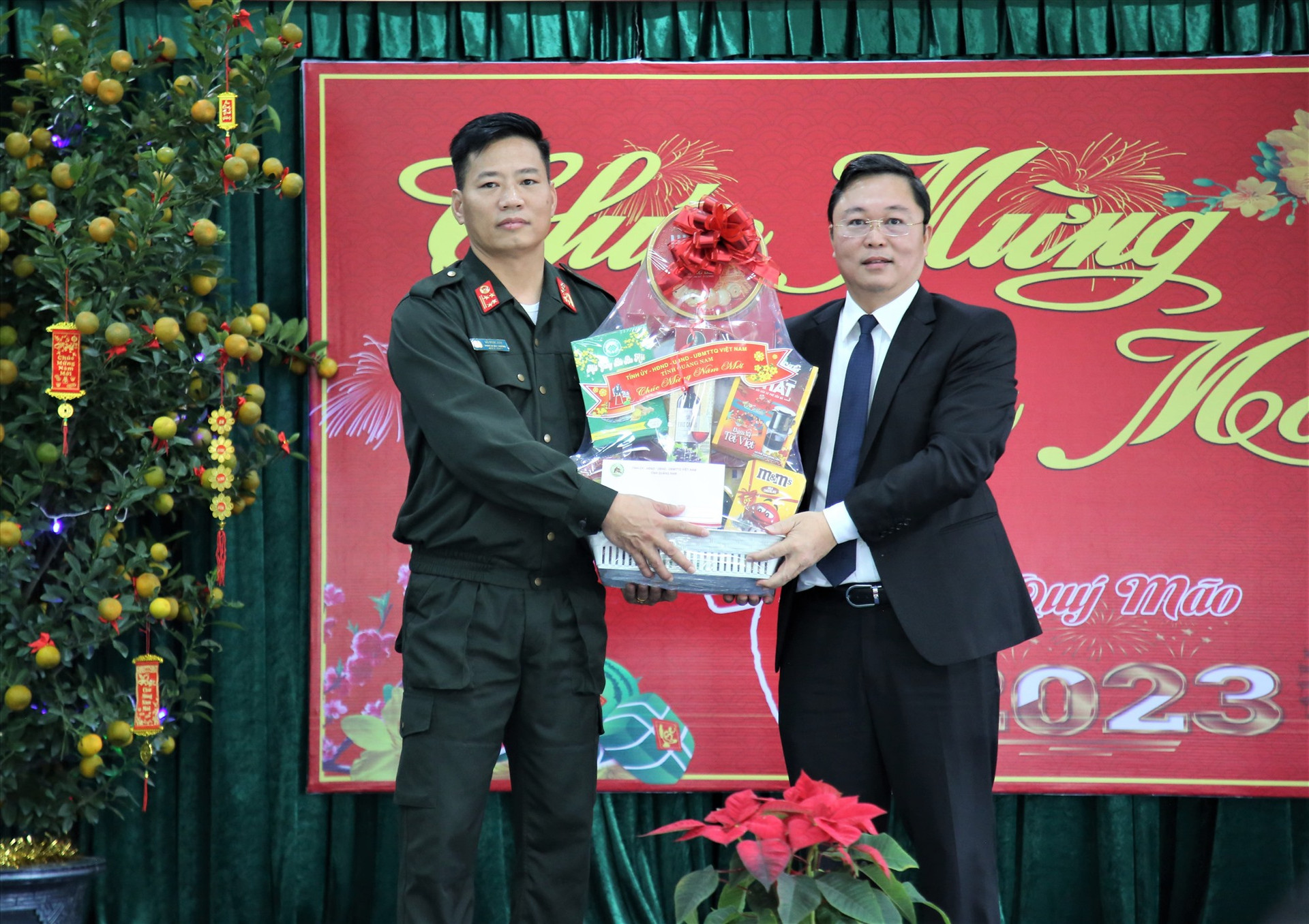 Chủ tịch UBND tỉnh Lê Trí Thanh tặng quà tết cho đại diện Trung đoàn Cảnh sát cơ động Trung Bộ. Ảnh: A.N