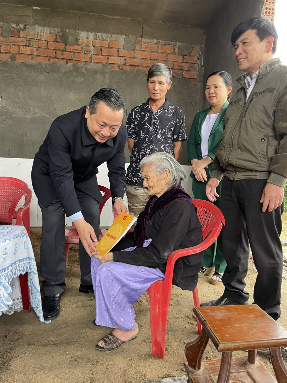 Bí thư Huyện ủy Đại Lộc - Nguyễn Hảo tặng quà cho Mẹ VNAH. Ảnh: N.D