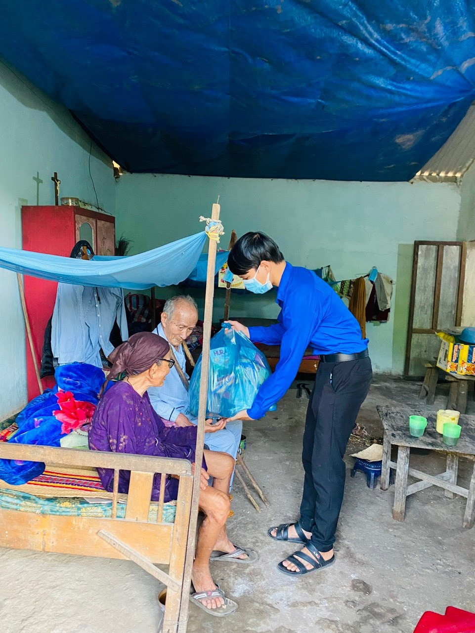 Hồ Châu Nghĩa trao quà cho các cụ già neo đơn tại địa phương. Ảnh: NVCC