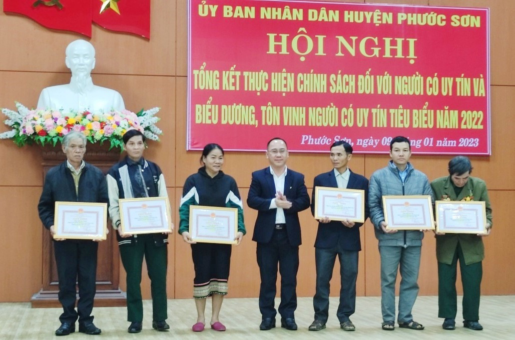 UBND huyện Phước Sơn trao giấy khen 14 người có uy tín tiêu biểu năm 2022