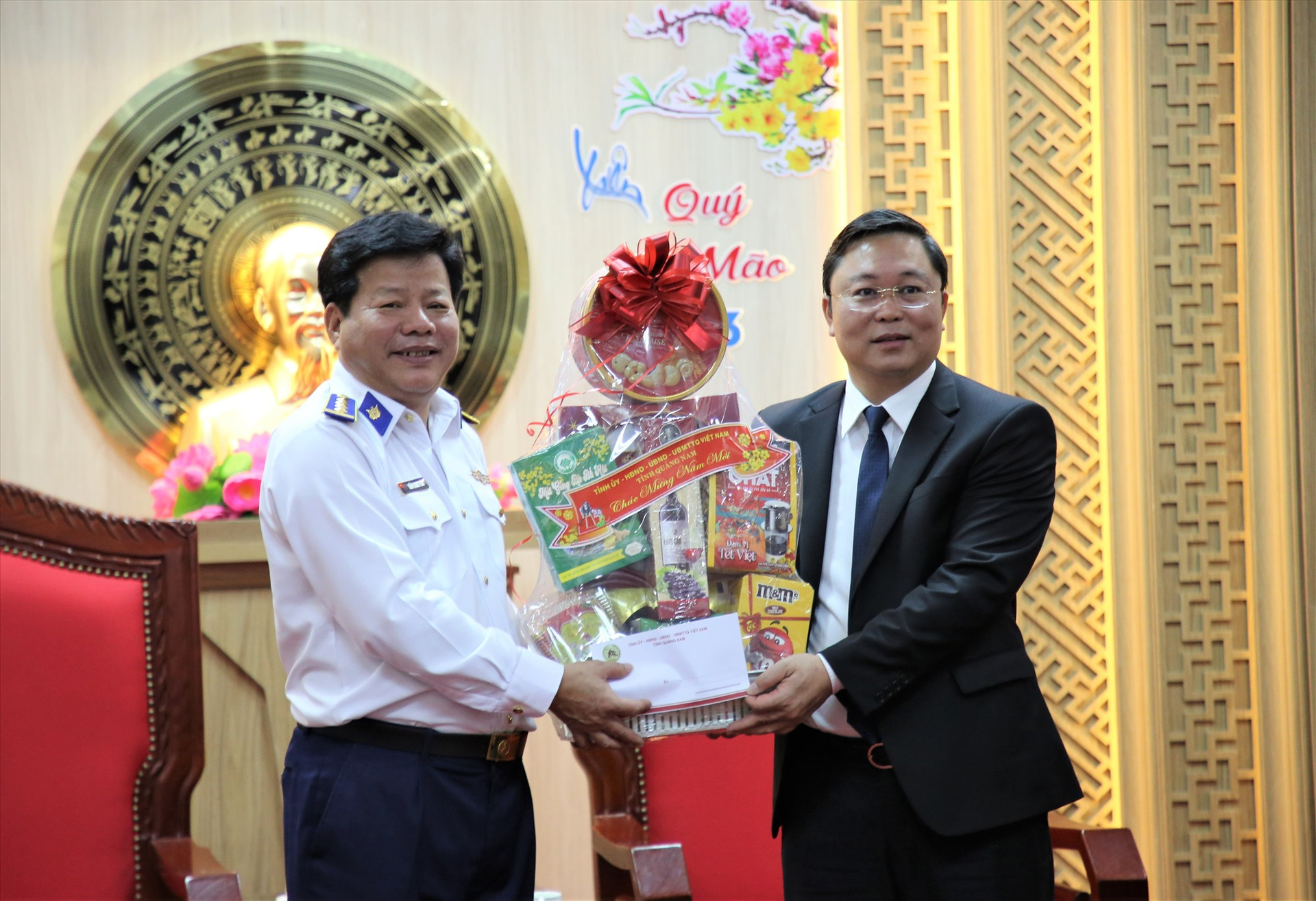 Chủ tịch UBND tỉnh Lê Trí Thanh tặng quà tết cho đại diện lãnh đạo Tư lệnh Vùng cảnh sát biển 2. Ảnh: Đ.N