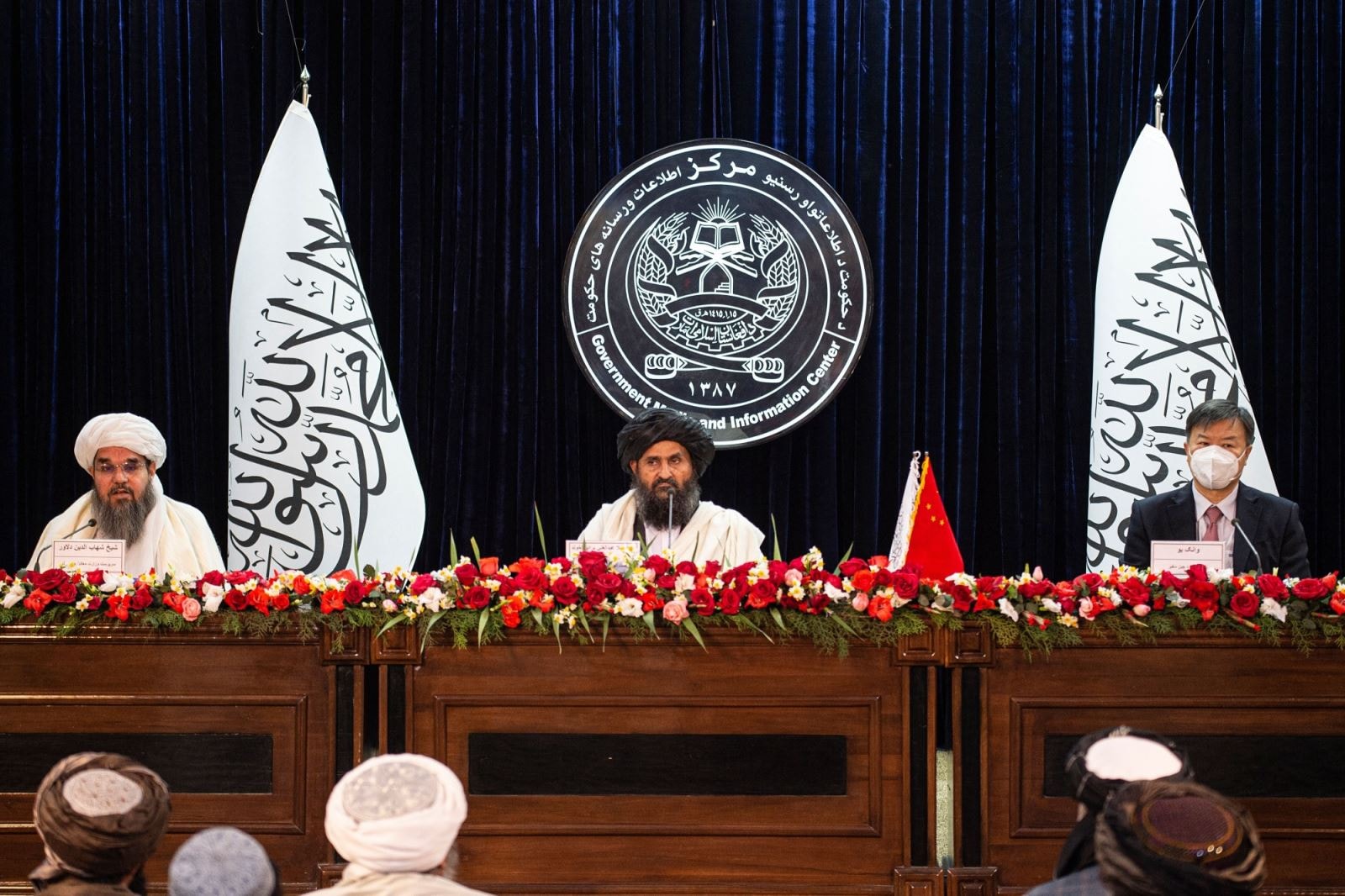 Quan chức chính quyền Taliban Shahabuddin Dilawar, Mullah Abdul Ghani Baradar và Đại sứ Trung Quốc tại Afghanistan Wang Yu ở Kabul, Afghanistan hôm 5/1. Ảnh: AFP