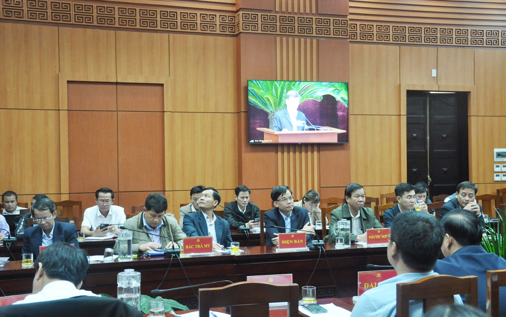 Các đại biểu dự tại điểm cầu Quảng Nam theo dõi hội nghị thảo luận. Ảnh: N.Đ