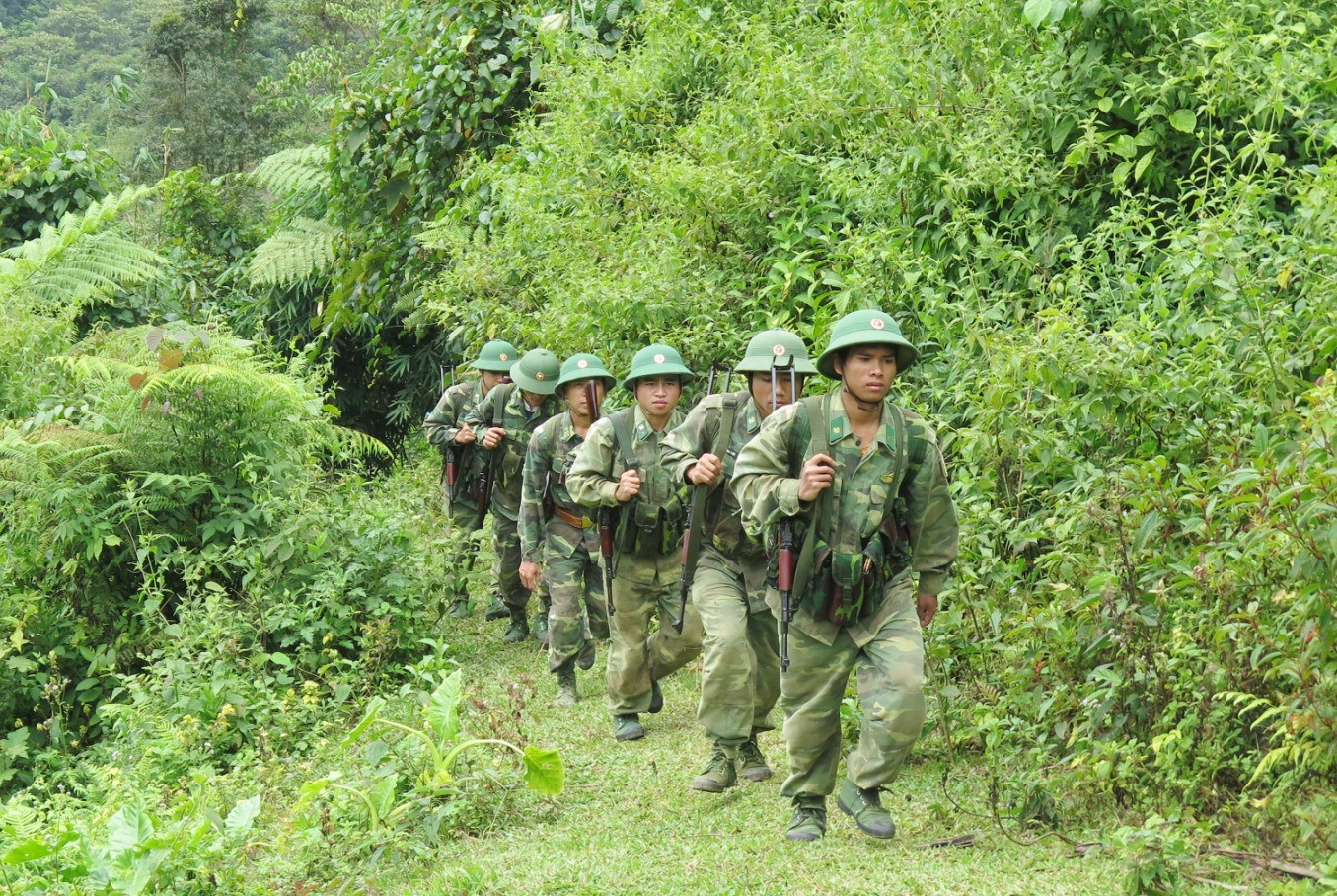 Cán bộ, chiến sĩ Đồn Biên phòng Ga Ry thường xuyên tuần tra bảo vệ biên giới.