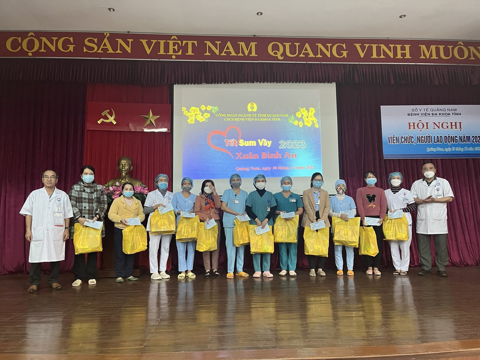 Công đoàn BVĐK Quảng Nam trao quà tết cho đoàn viên công đoàn bệnh viện có hoàn cảnh khó khăn. Ảnh: P.N