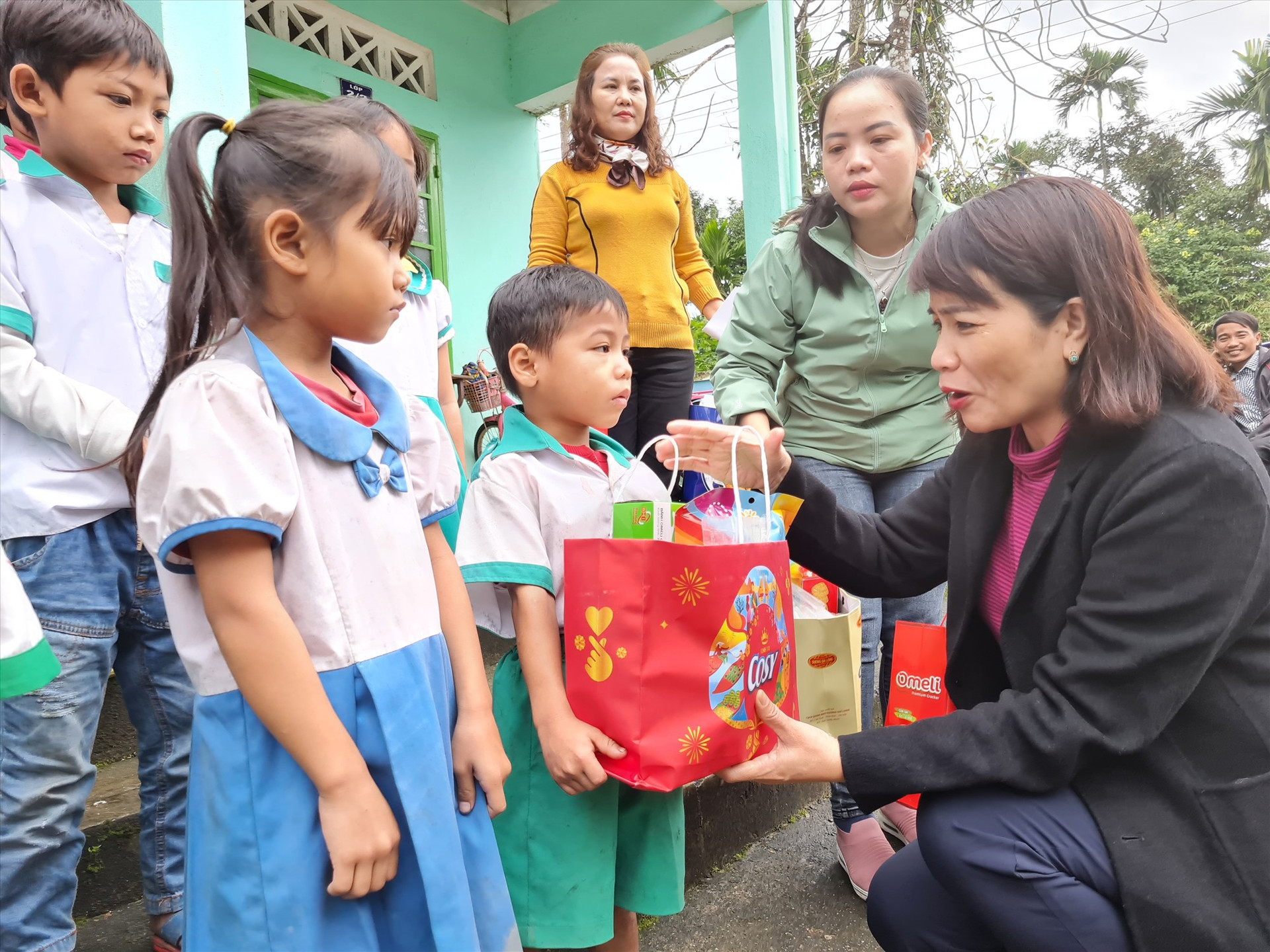 Lãnh đạo Sở Lđ-TB&XH trao quà Tết của tổ chức CHIA tài trợ đến trẻ em. ảnh: D.L