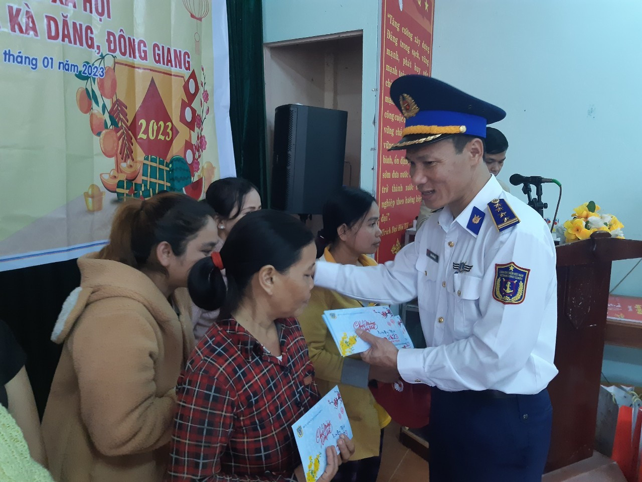 Đại tá Trần Hồng Quế - Phó Chính ủy Vùng tặng quà cho đồng bào dân tộc Cơ Tu xã Kà Dăng.