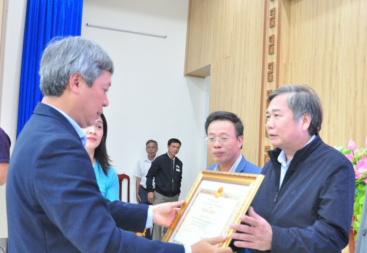 Phó Chủ tịch UBND tỉnh Hồ Quang Bửu trao bằng khen cho đại diện Đài PT-TH Quảng Nam. Ảnh: V.A