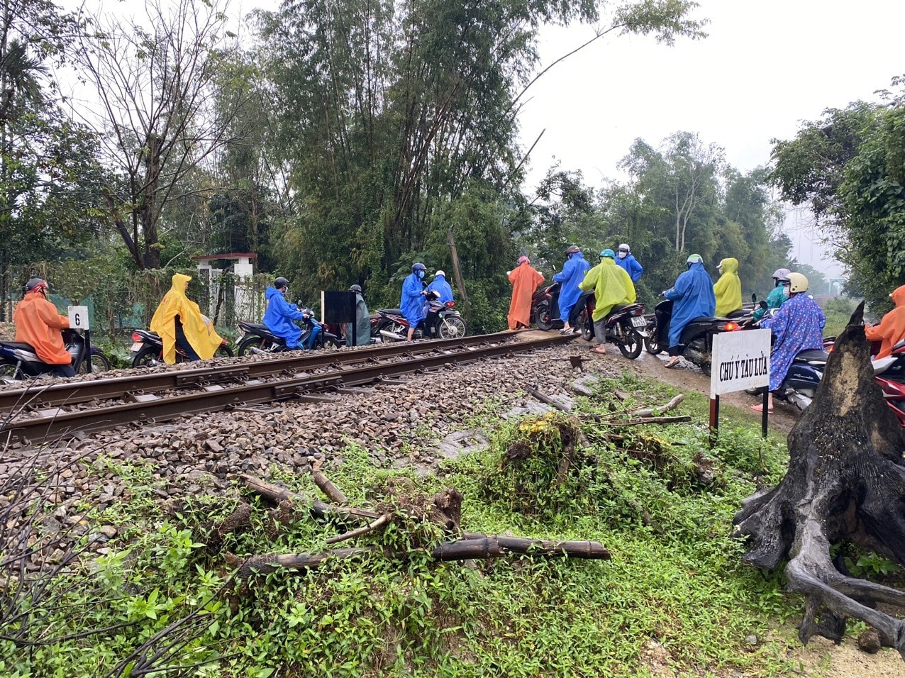 Người dân băng qua đường tàu tại thôn An Mỹ (xã Tam An, Phú Ninh) rất đông vào buổi sáng và chiều. Ảnh: H.H