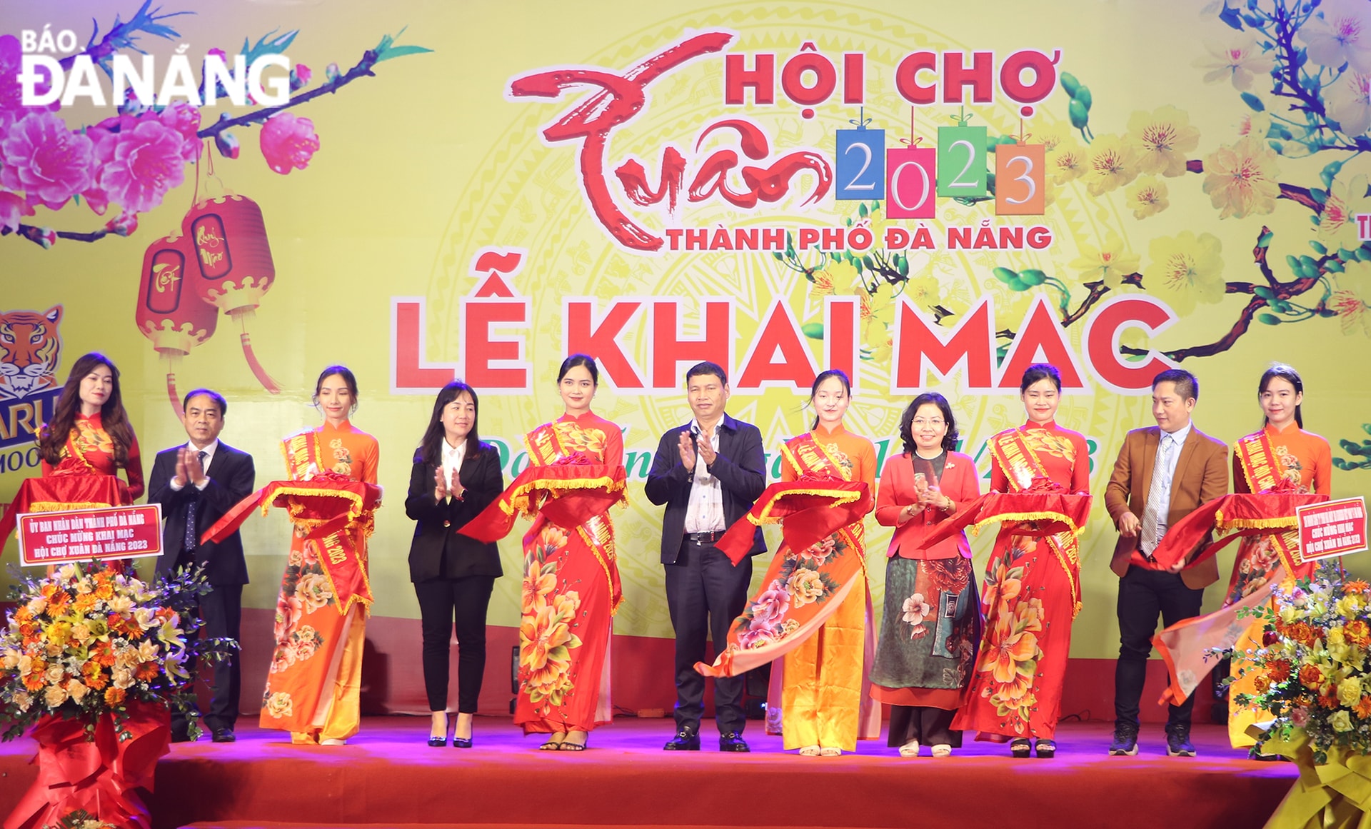Các đại biểu cắt băng khai mạc Hội chợ Xuân Quý Mão 2023 trong tối 11-1.