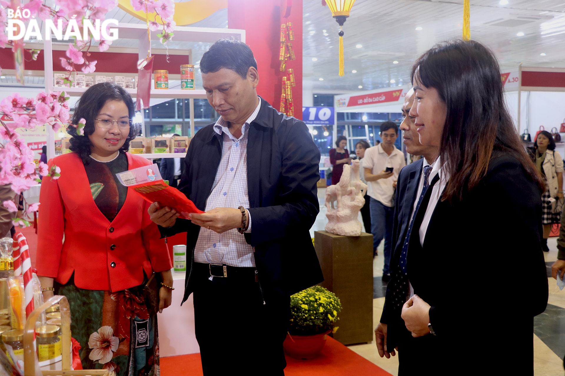 Phó Chủ tịch Thường trực UBND thành phố Hồ Kỳ Minh (thứ 2, trái sang) cùng lãnh đạo các sở, ngành tham quan các gian hàng tại hội chợ.
