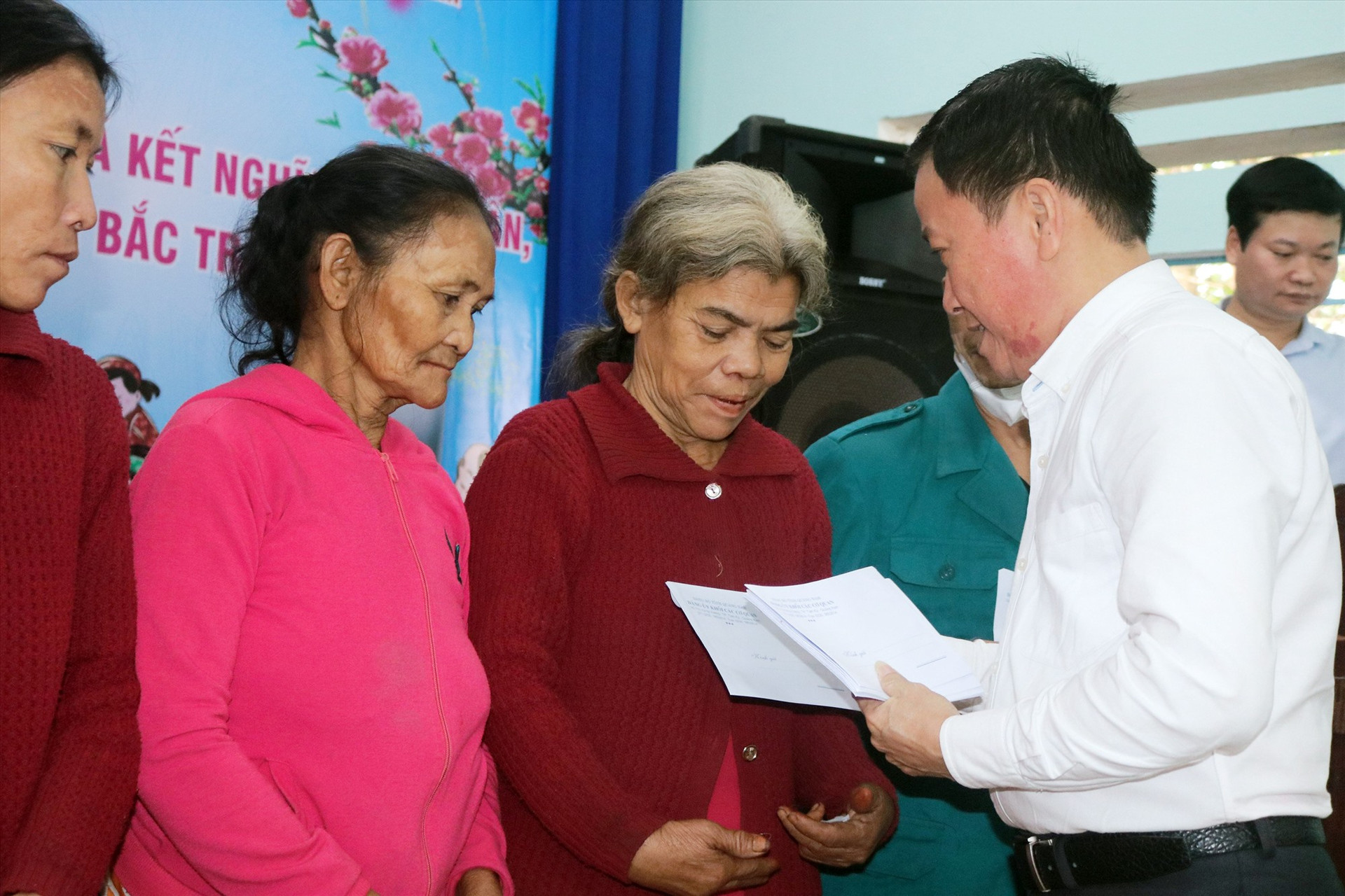Đồng chí Thái Bình, Tỉnh ủy viên, Bí thư Đảng ủy khối các cơ quan tỉnh Quảng Nam tặng quà cho gia đình chính sách.
