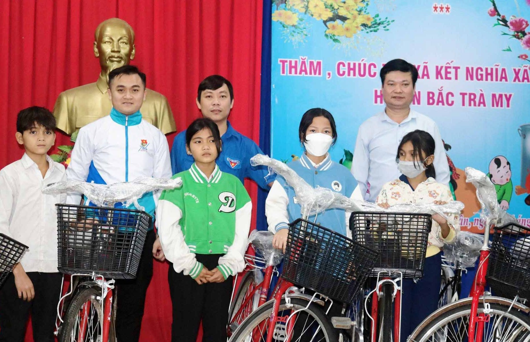 Đồng chí Đặng Ngọc Châu-Bí thư Đoàn Khối các cơ quan trao tặng xe đạp cho các em học sinh có điều kiện tốt hơn đến trường.