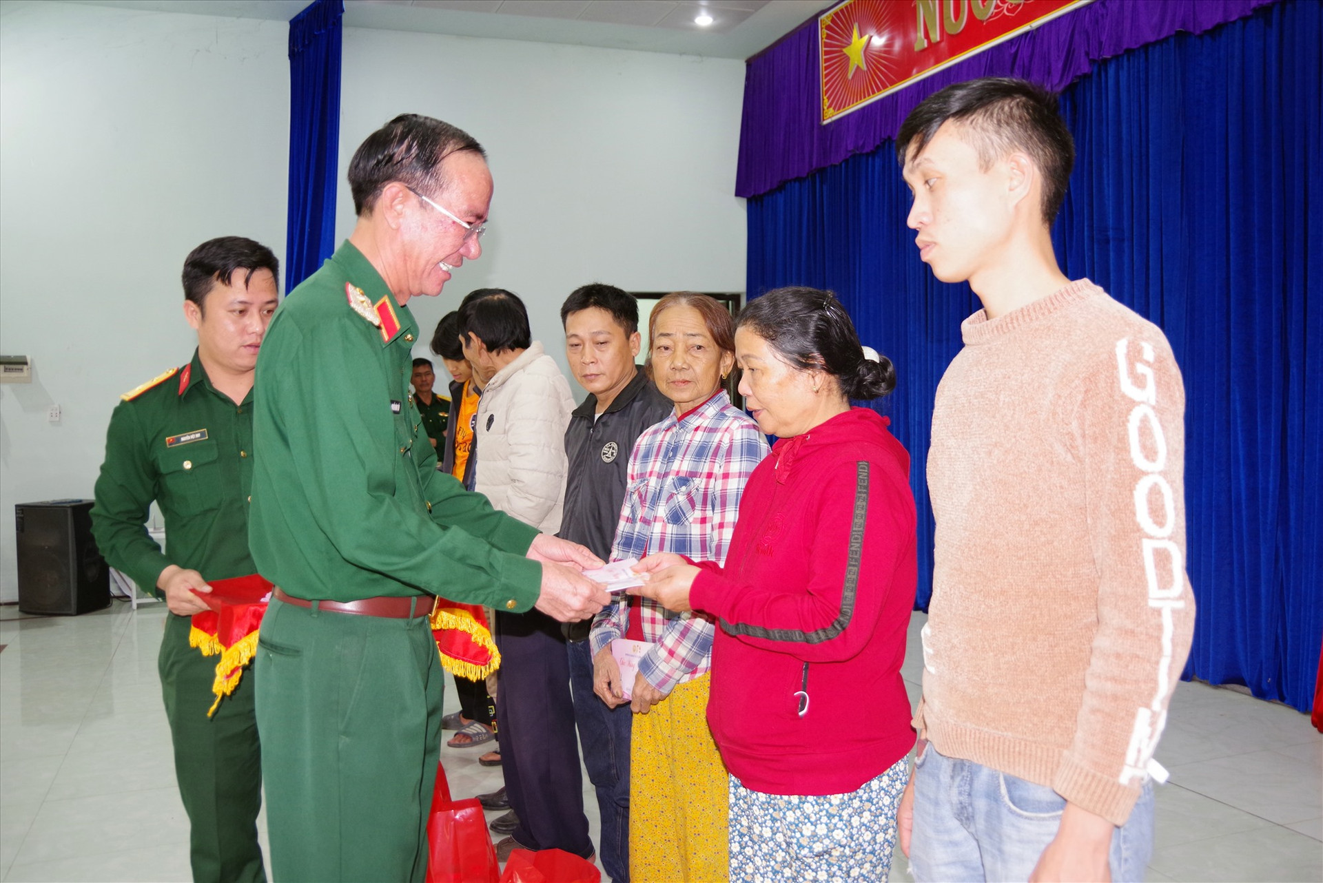 Thiếu tướng Nguyễn Đình Tiến, Phó Tư lệnh QK tặng quà tết cho nhân dân.