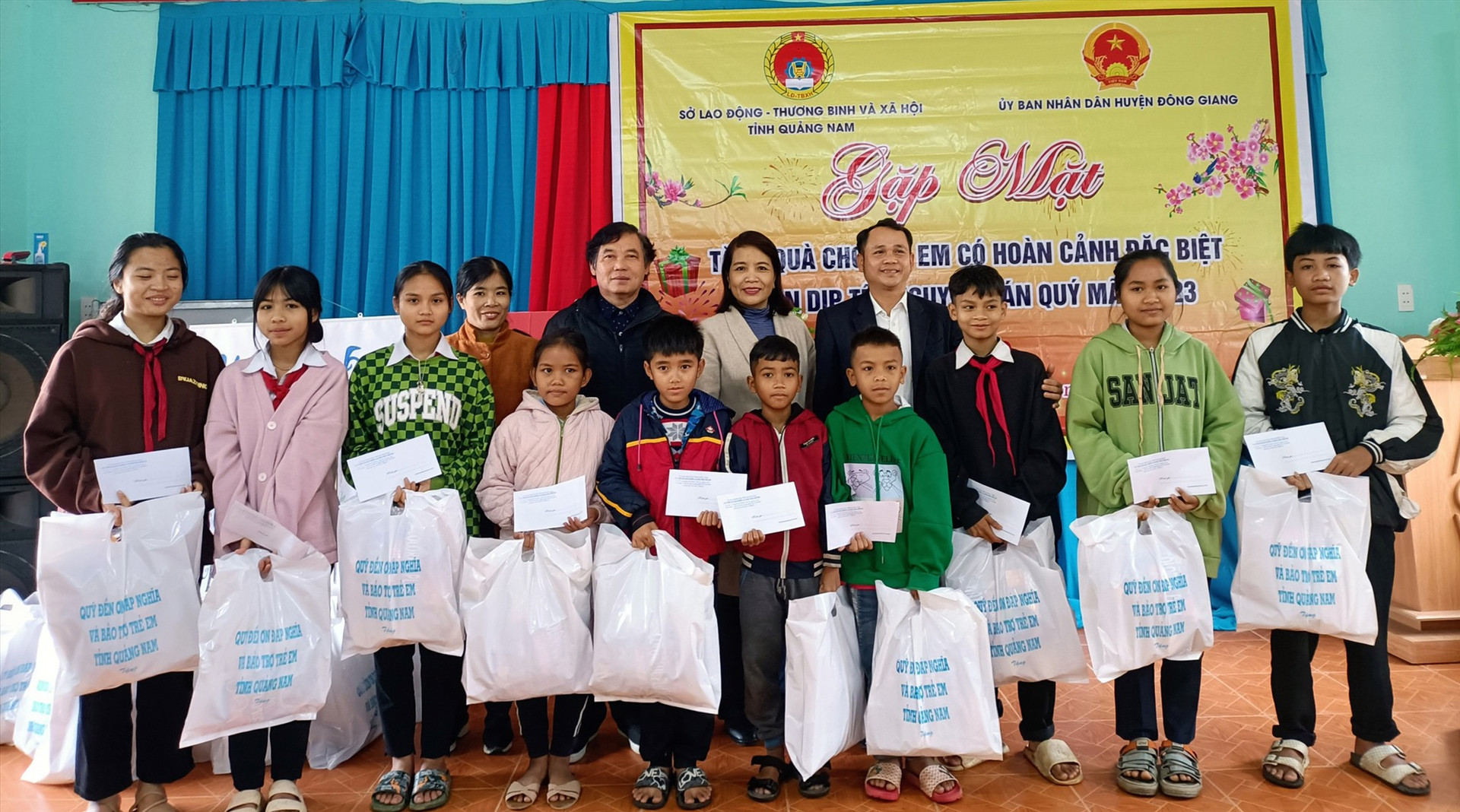 Trao quà tết cho trẻ em có hoàn cảnh đặc biệt khó khăn tại huyện Đông Giang. Ảnh: D.L