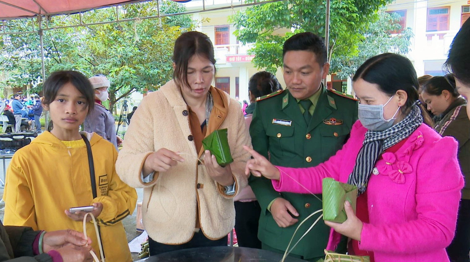 Cán bộ Đồn Biên phòng Cửa khẩu Nam Giang cùng bà con gói bánh chưng mừng tết.