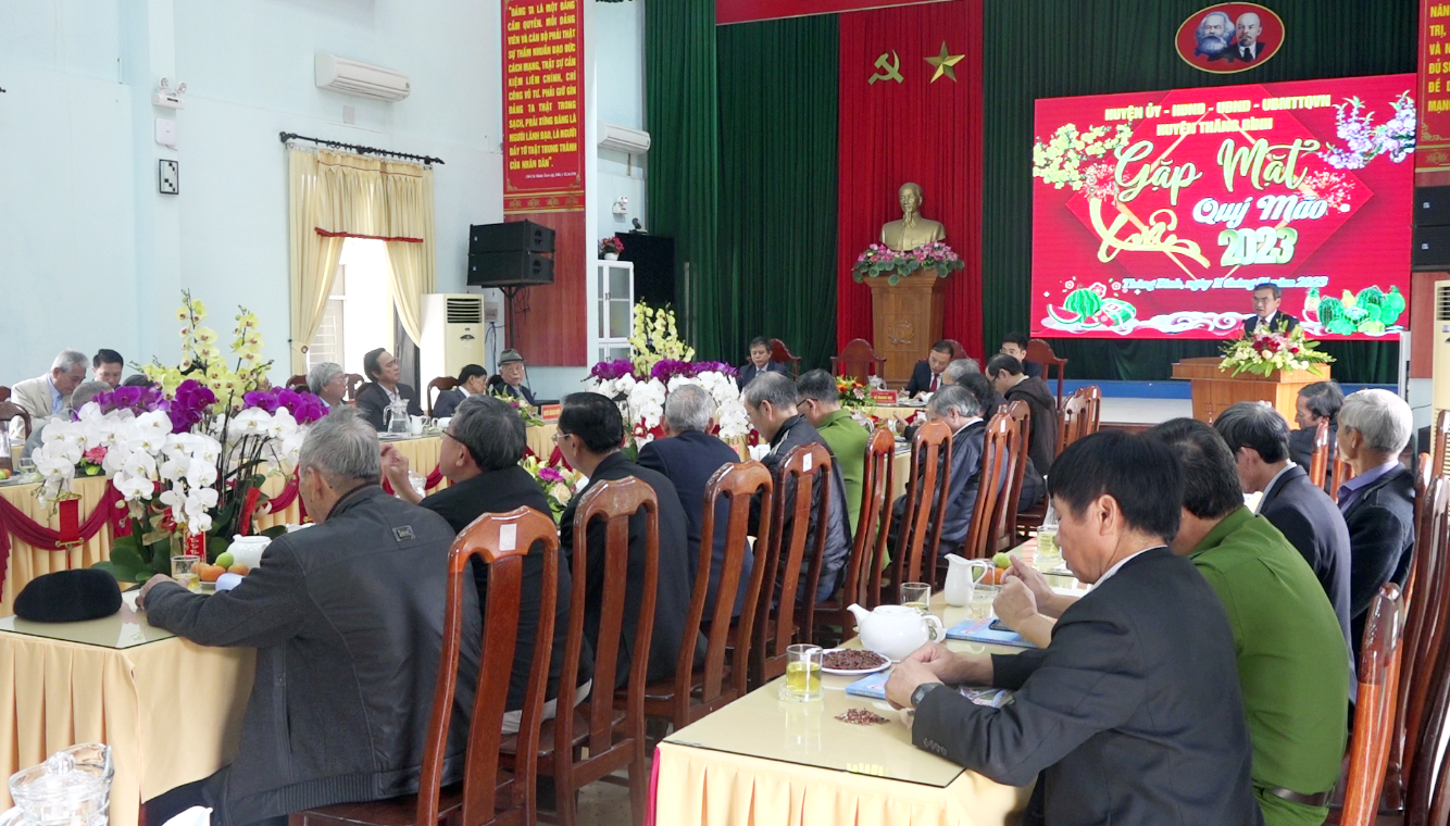 Huyện Thăng Bình gặp mặt cán bộ chủ chốt đã nghỉ hưu, chuyển công tác. Ảnh: MT