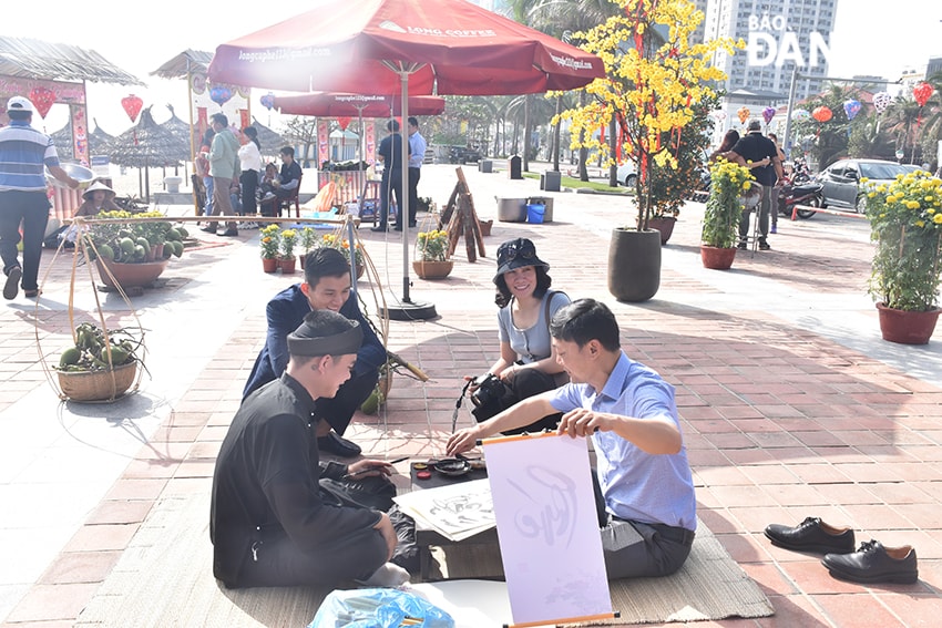 Không gian Xuân yêu thương được tổ chức tại Bãi biển Mỹ An (khu vực nút giao thông Nguyễn Văn Thoại - Võ Nguyên Giáp) thu hút rất đông du khách đến trải nghiệm. Ảnh: THU HÀ.