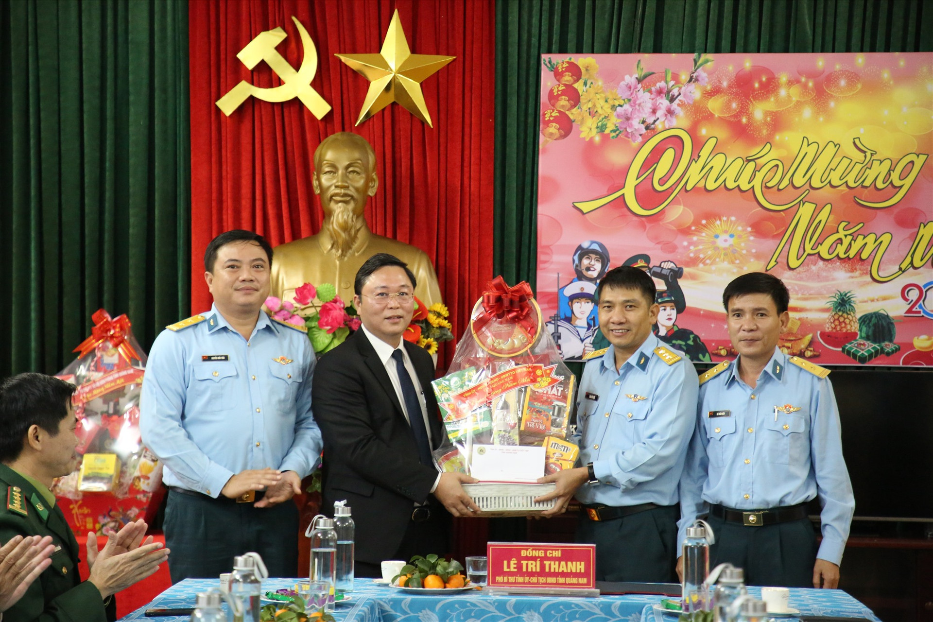 Chủ tịch UBND tỉnh Lê Trí Thanh tặng quà tết cho các đơn vị. Ảnh: ALĂNG NGƯỚC