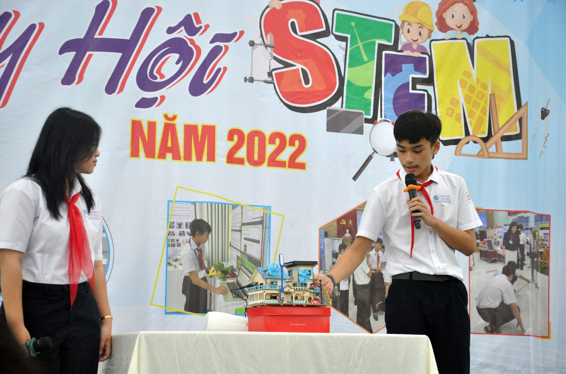 Học sinh Tam Kỳ hào hứng với các sản phẩm STEM. ẢNH: A.SẮC