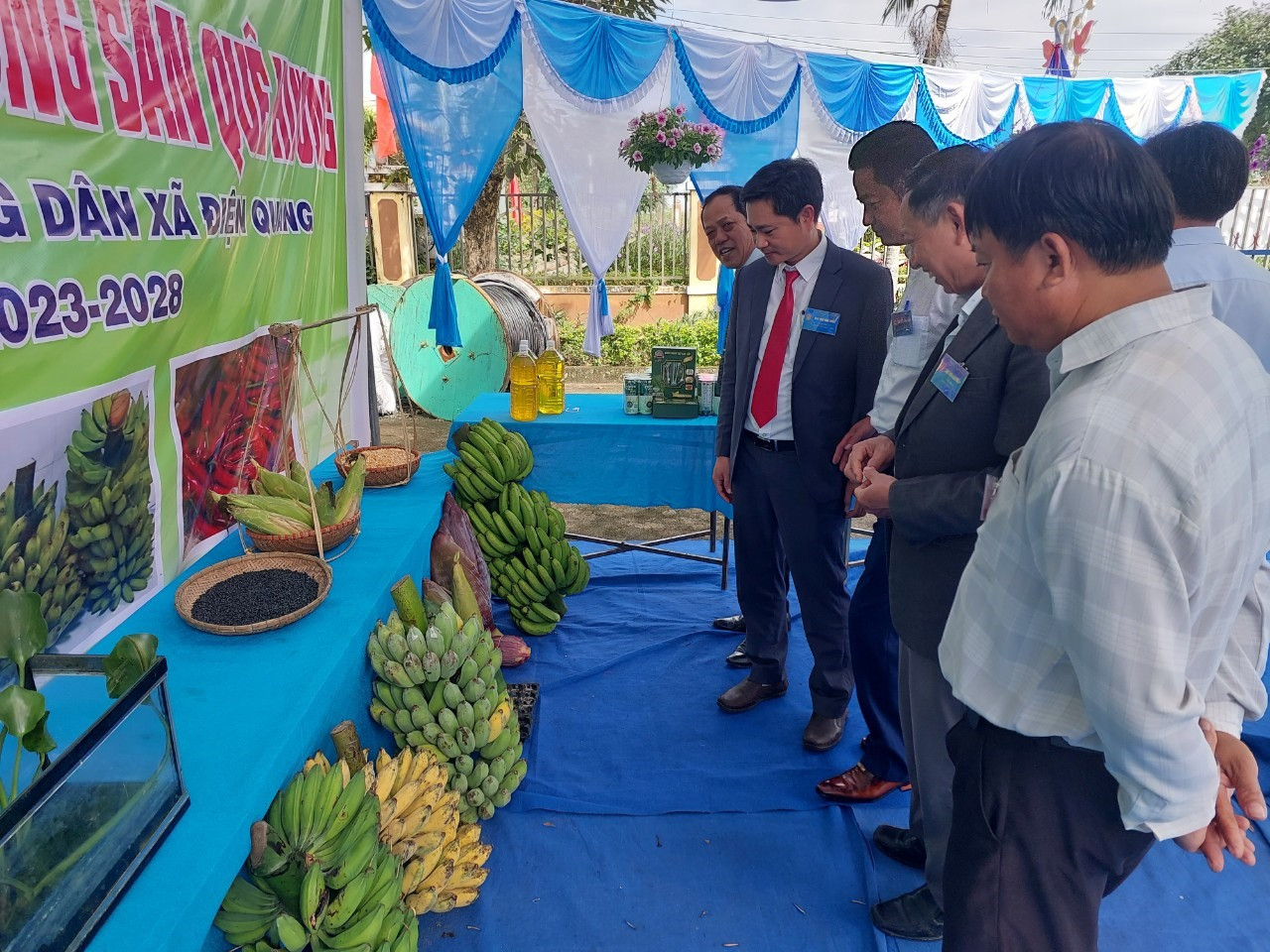 Đại biểu dự đại hội tham quan nơi trưng bày sản phẩm OCOP và nông sản quê hương Điện Quang. Ảnh: N.Đ.N